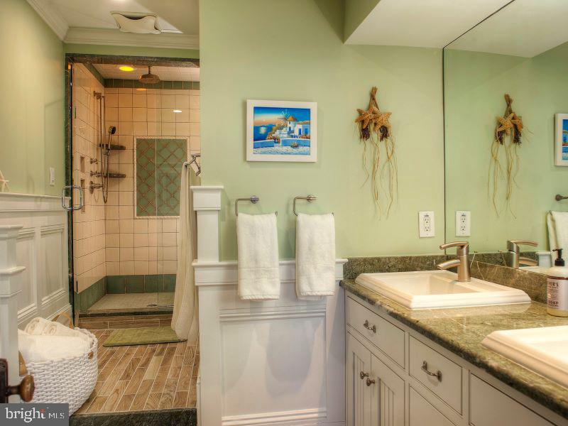 QUEEN VILLAGE - Residential