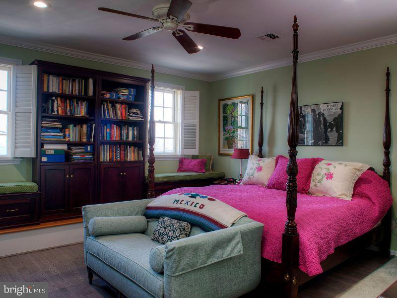 QUEEN VILLAGE - Residential