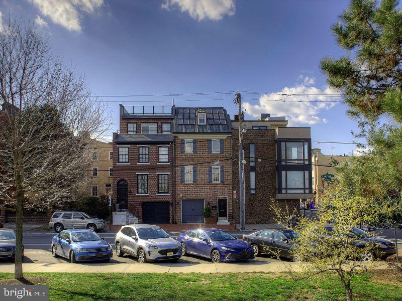 QUEEN VILLAGE - Residential