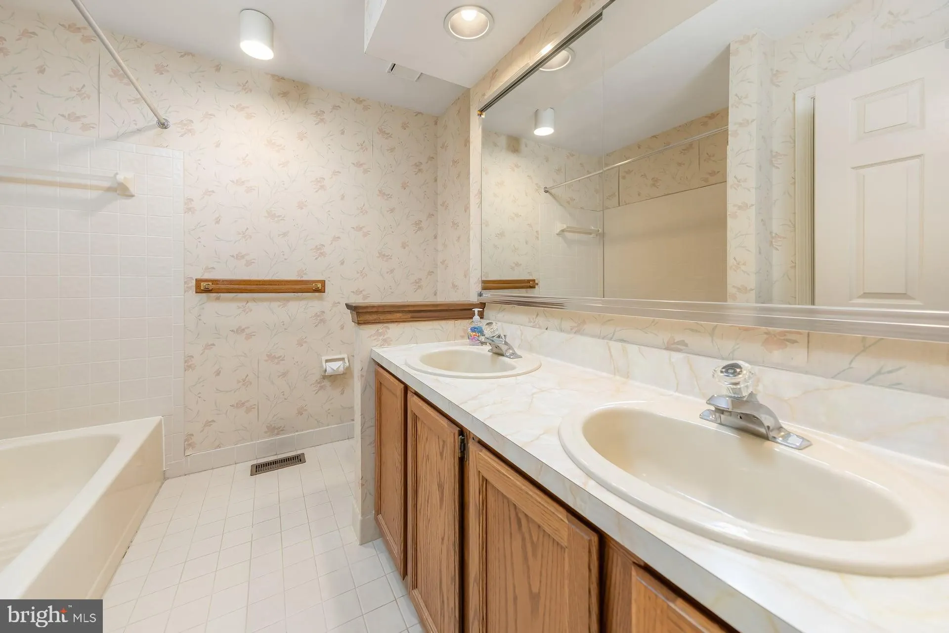 Voorhees, New Jersey 08043, United States, 3 Bedrooms Bedrooms, ,3 BathroomsBathrooms,Residential,Active,178406