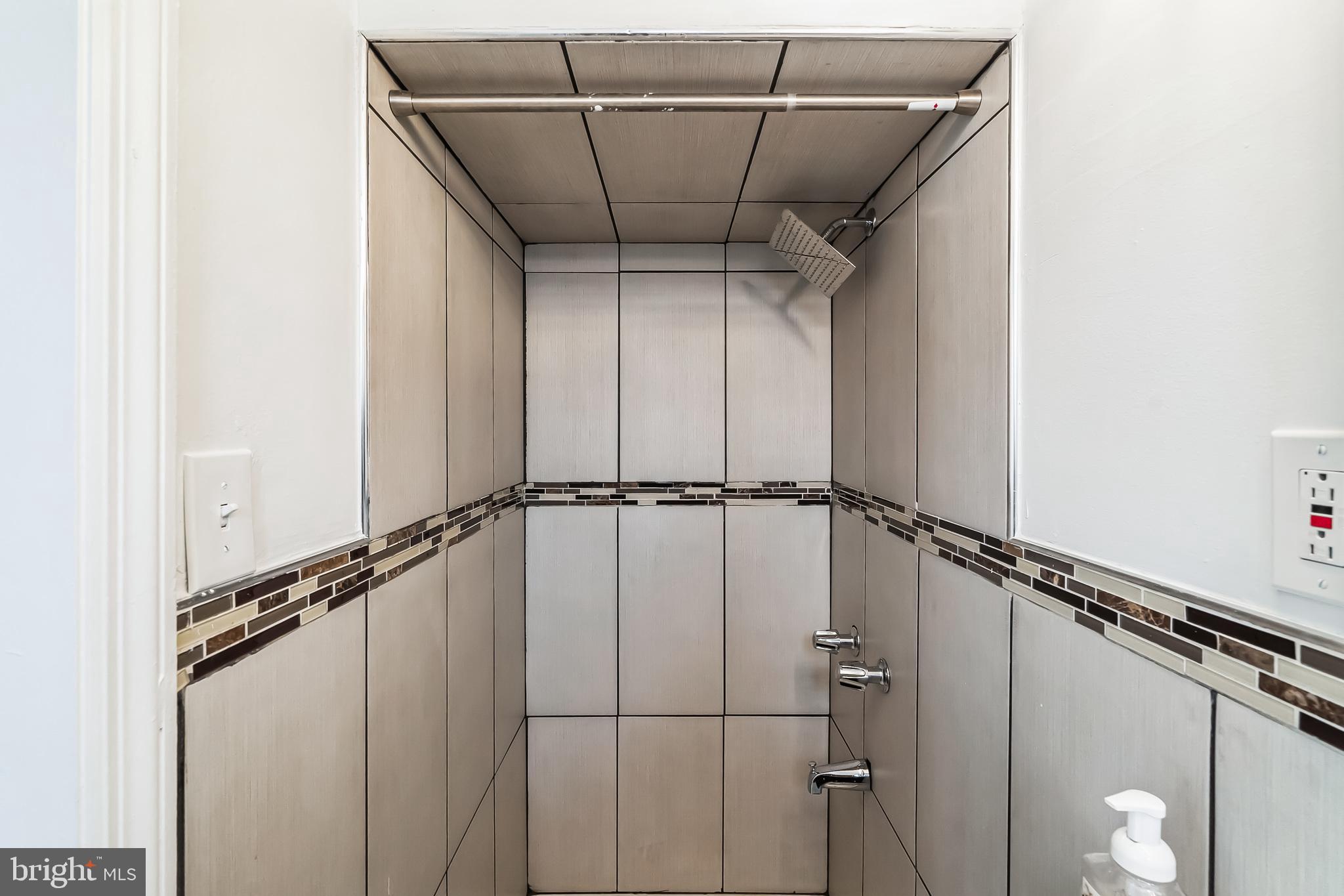 MORELAND MANOR - Residential