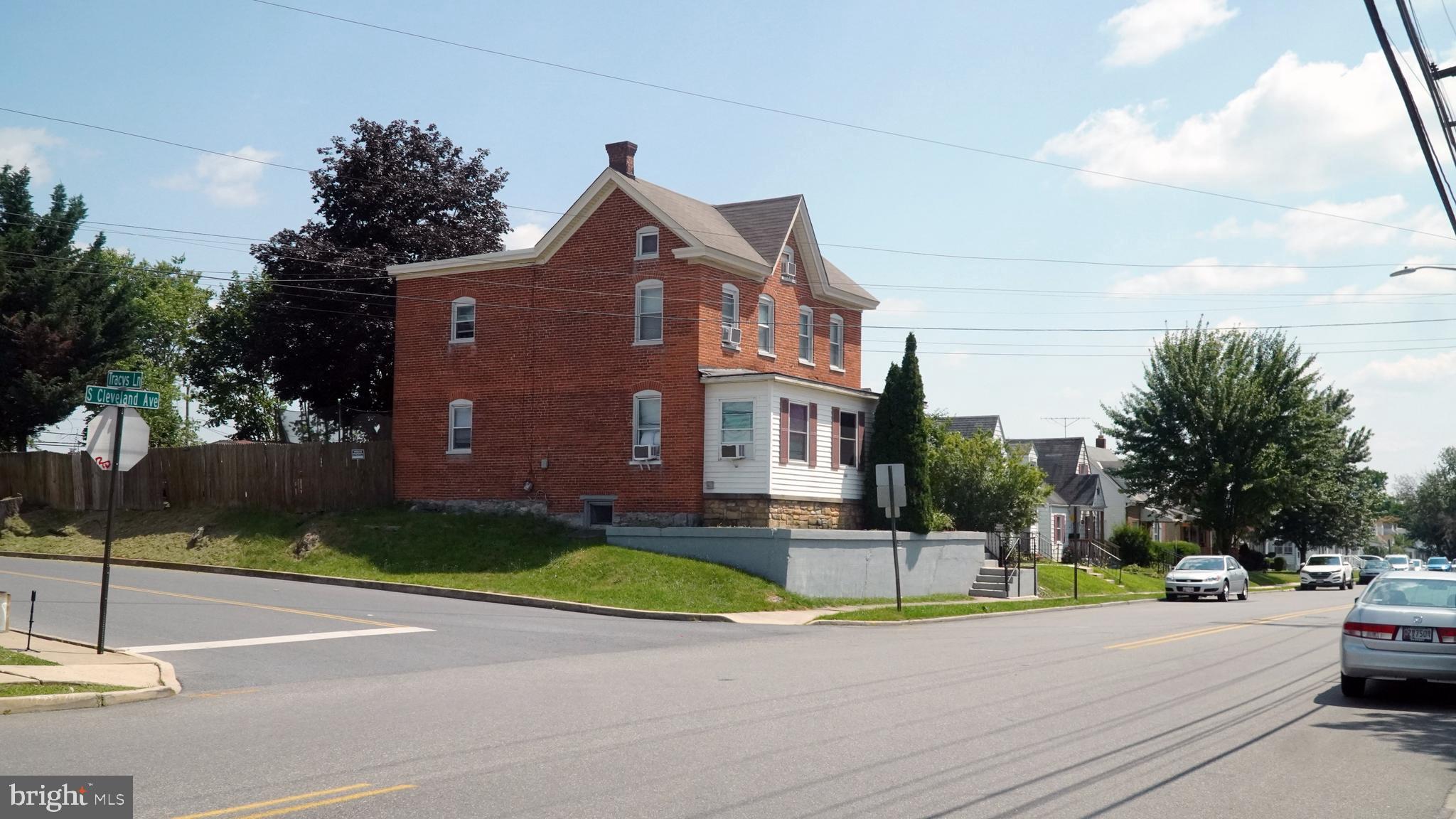 Main image without alt text