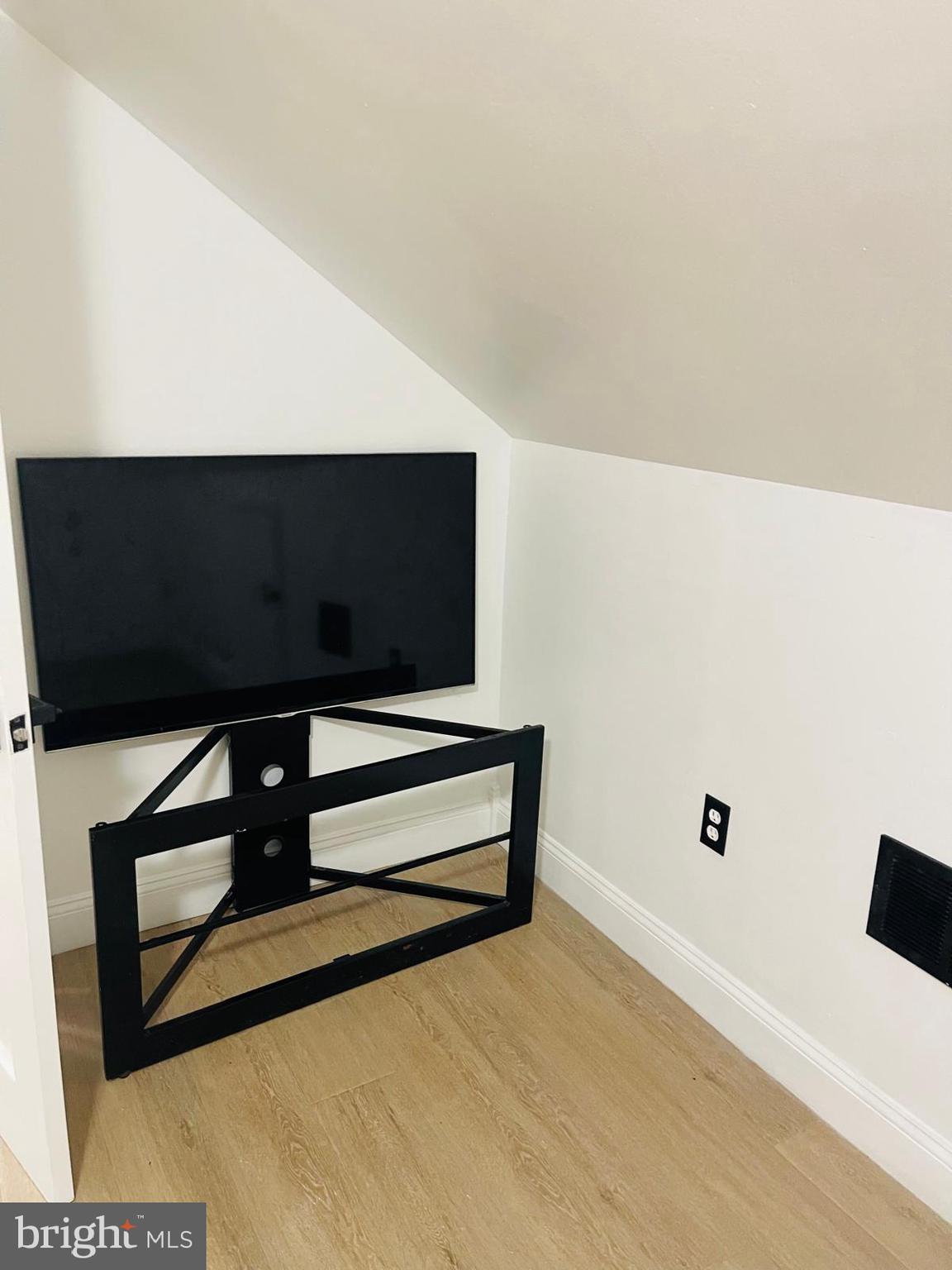 ARMSTRONG MANOR - Residential Lease