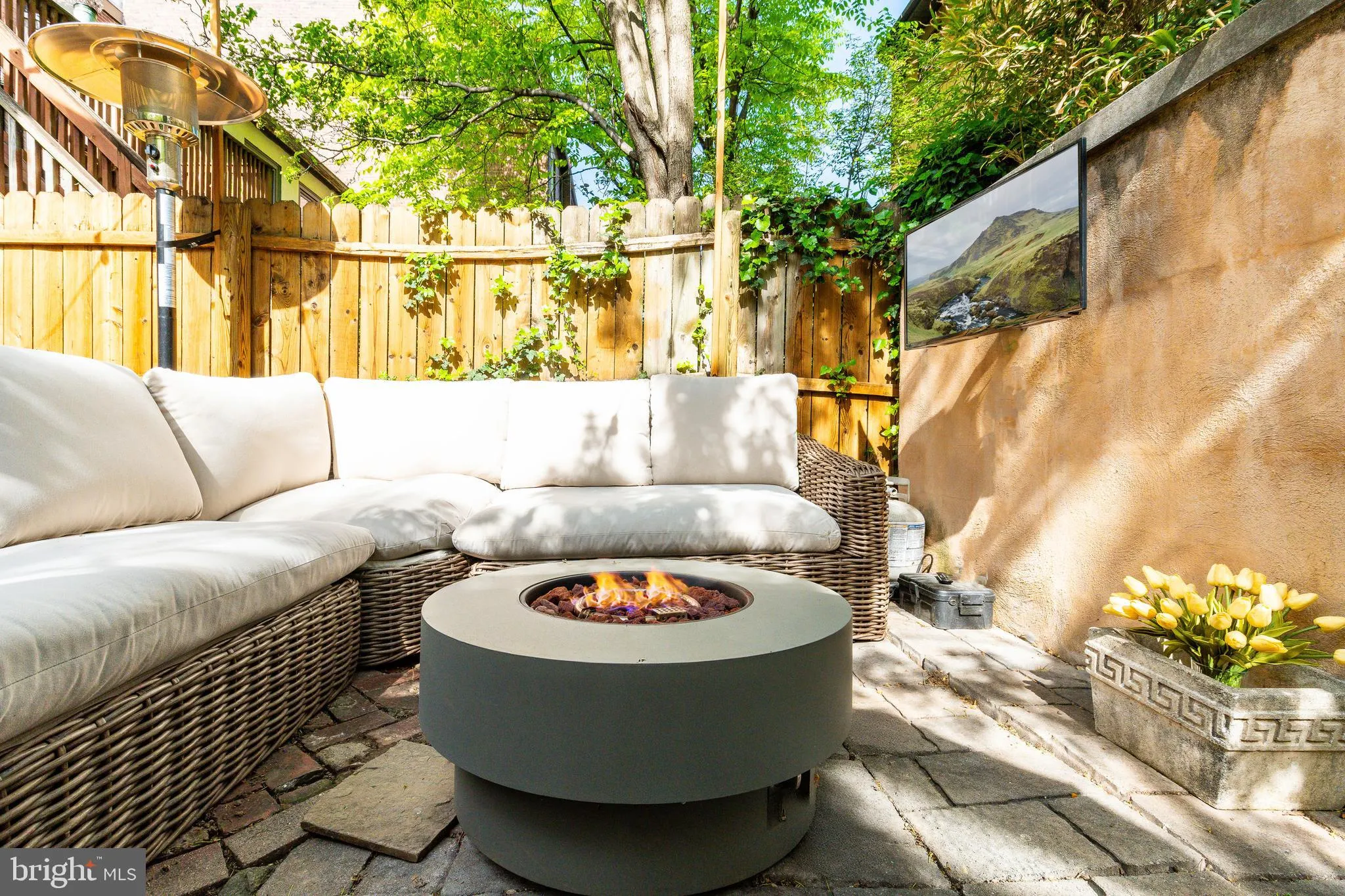 Philadelphia, Pennsylvania 19147, United States, 3 Bedrooms Bedrooms, ,3 BathroomsBathrooms,Residential,Pending,116631