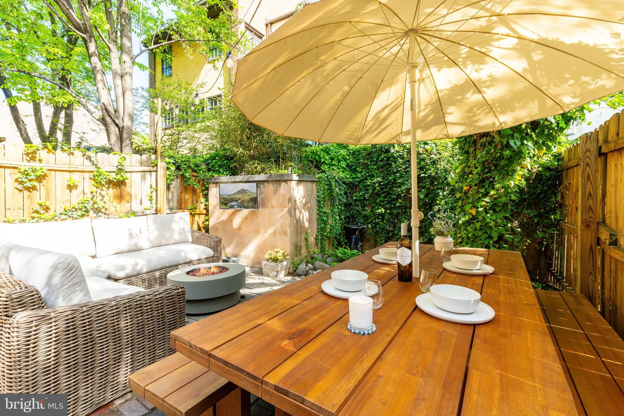 Philadelphia, Pennsylvania 19147, United States, 3 Bedrooms Bedrooms, ,3 BathroomsBathrooms,Residential,Pending,116631