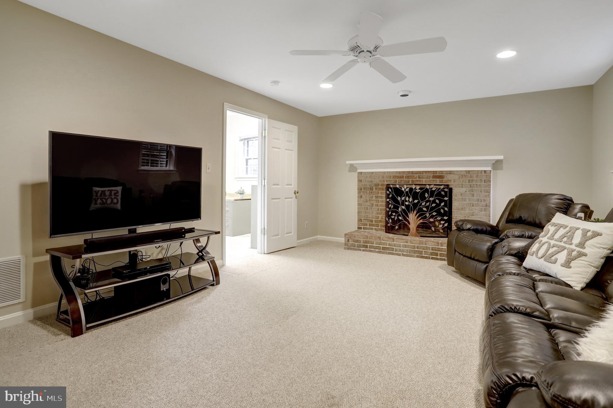 OVER LEE KNOLLS - Residential