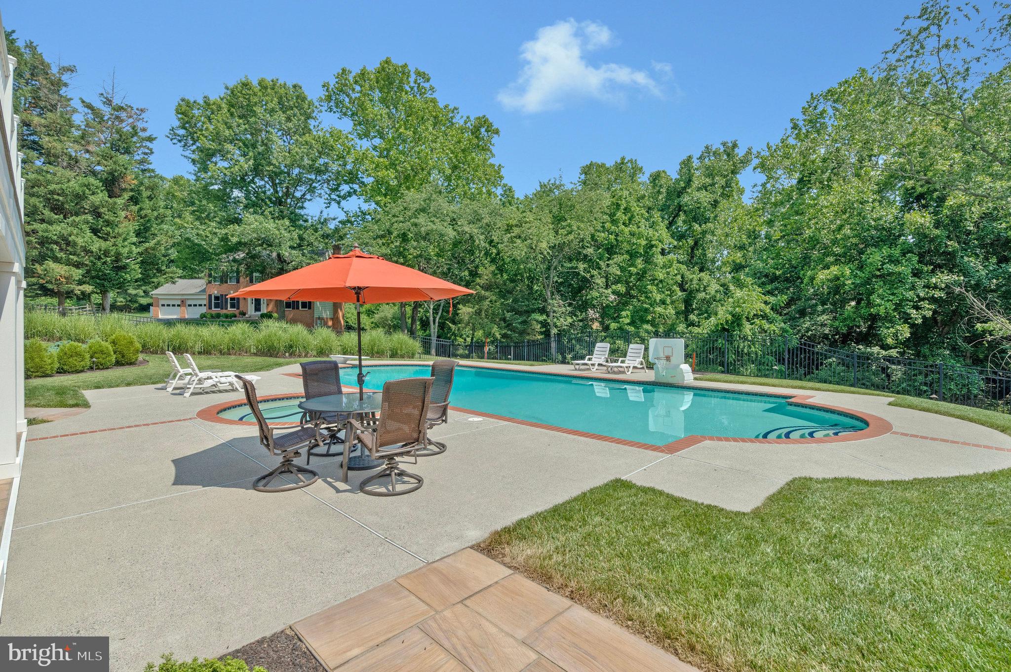 HOLLY KNOLL - Residential