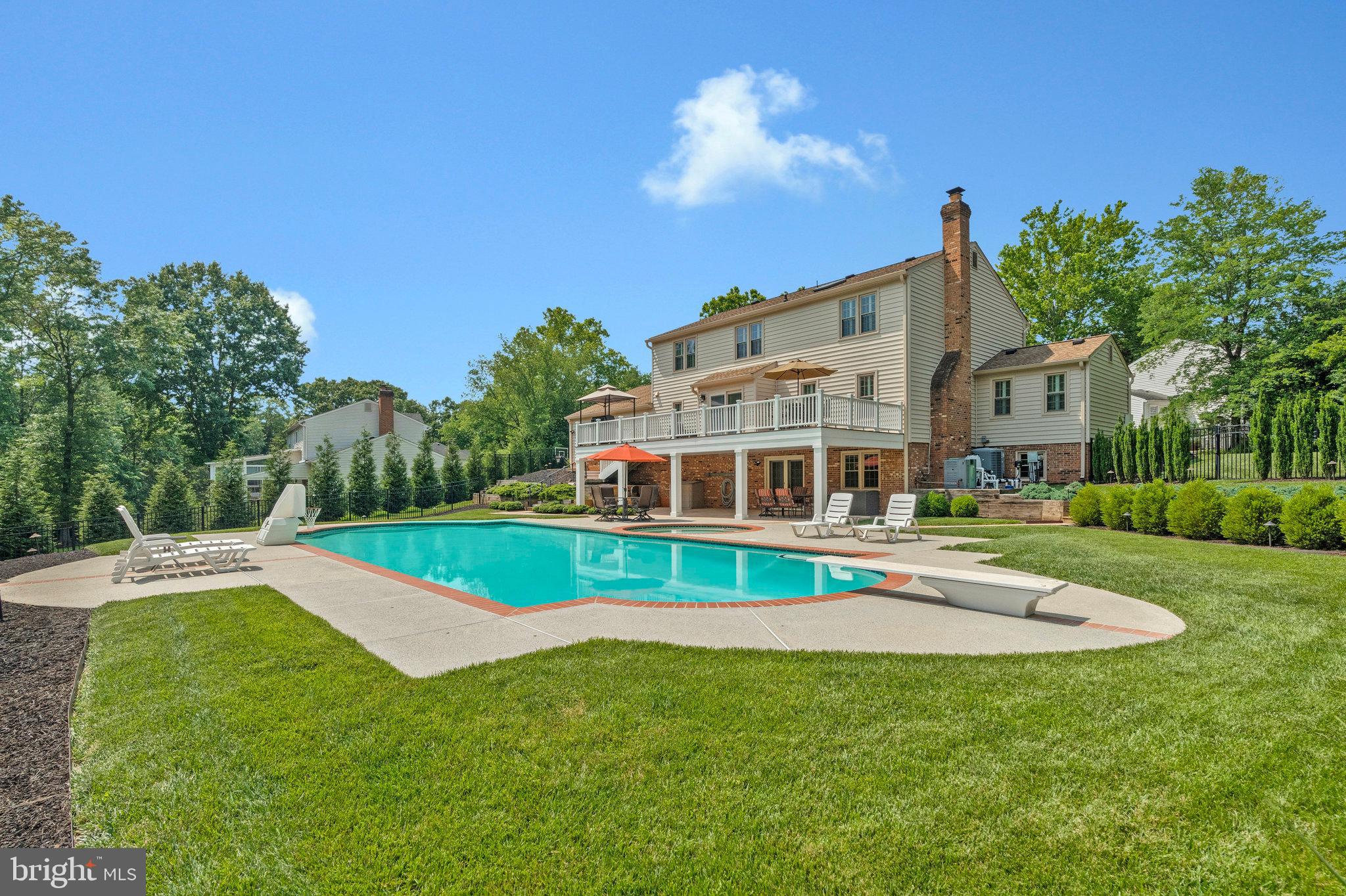 HOLLY KNOLL - Residential