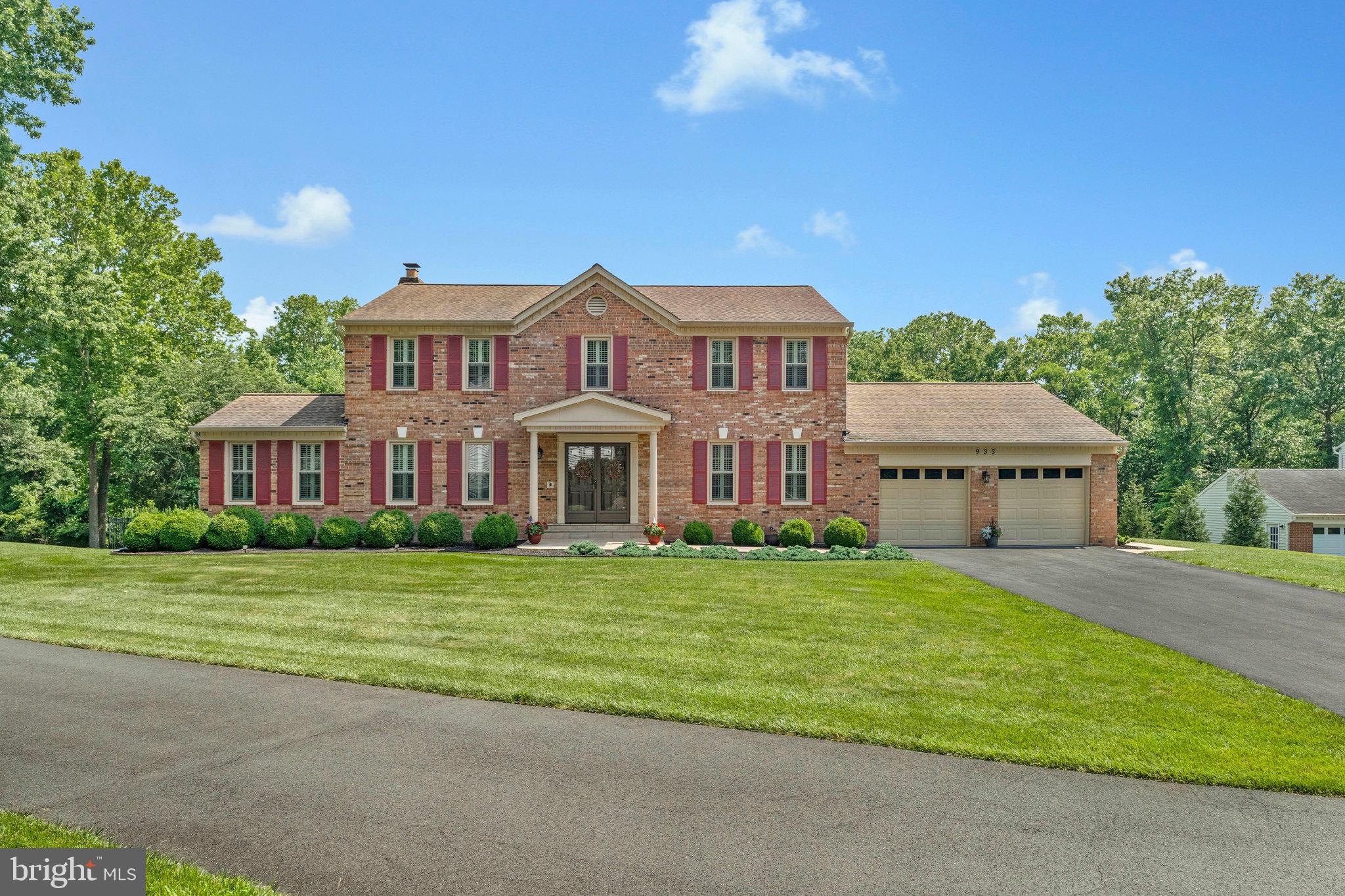 HOLLY KNOLL - Residential