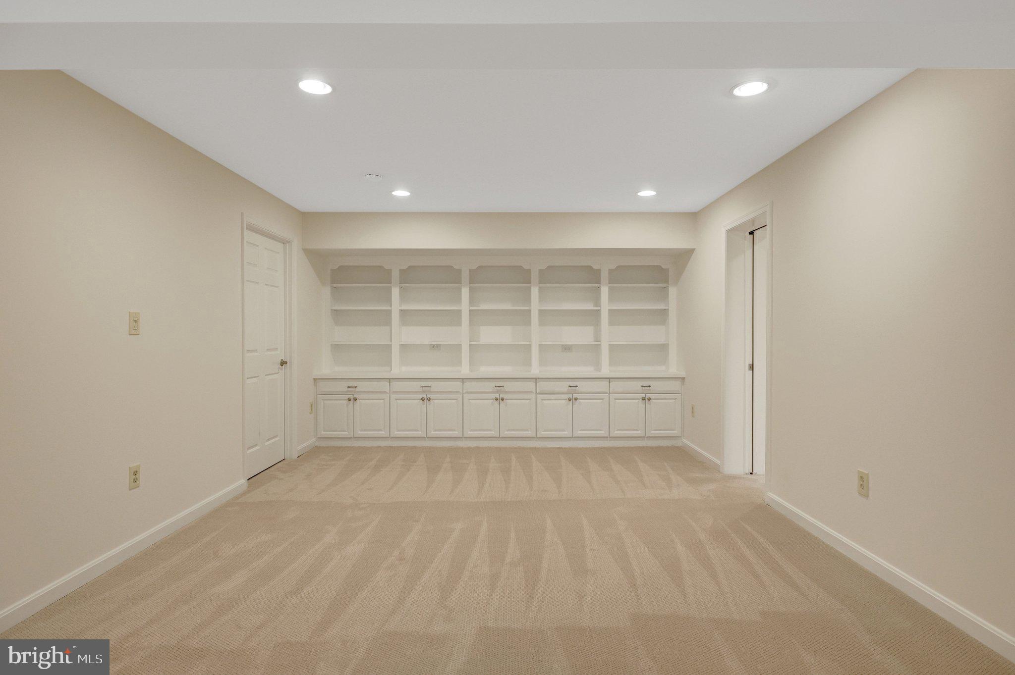 HOLLY KNOLL - Residential