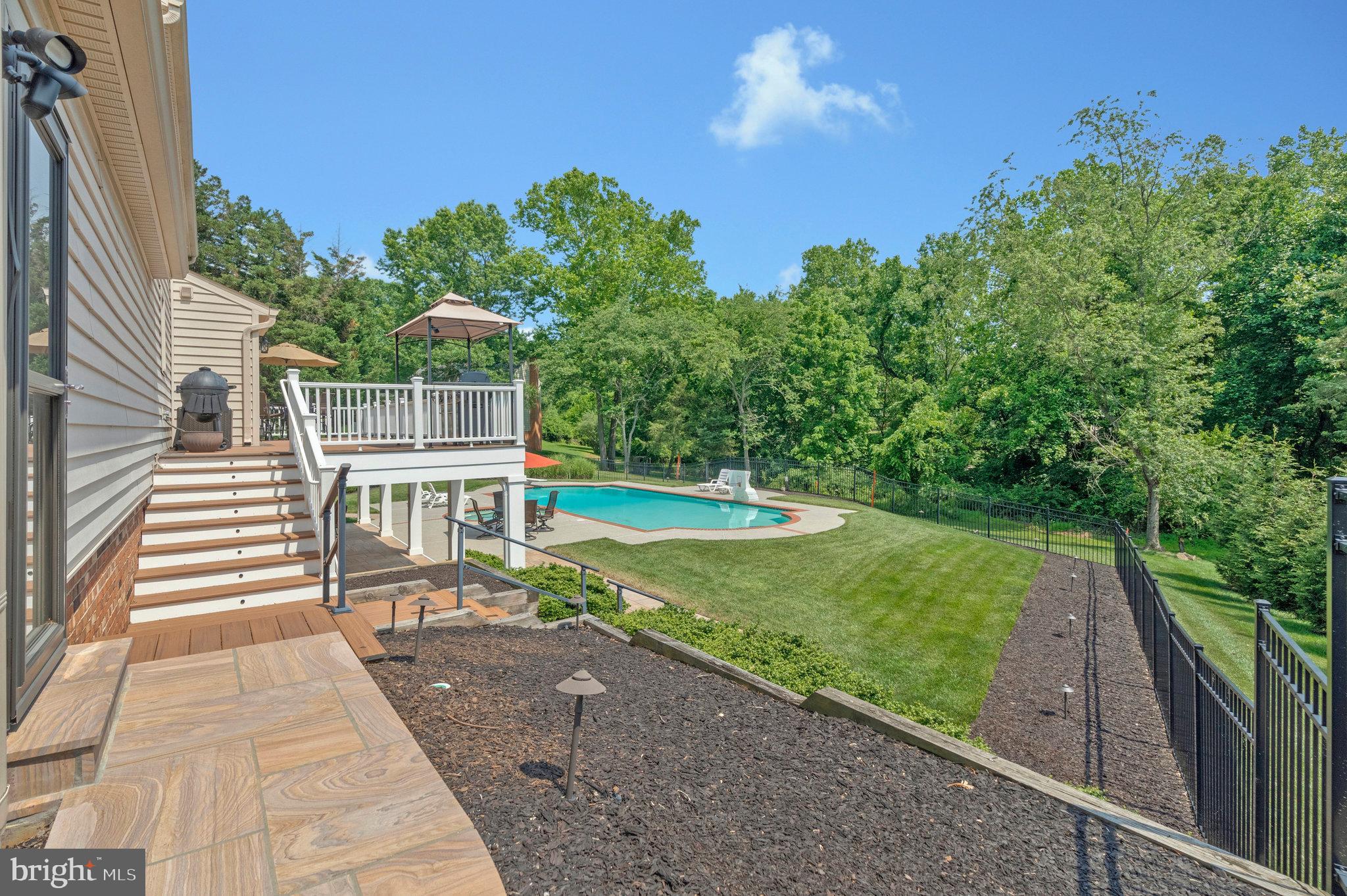 HOLLY KNOLL - Residential