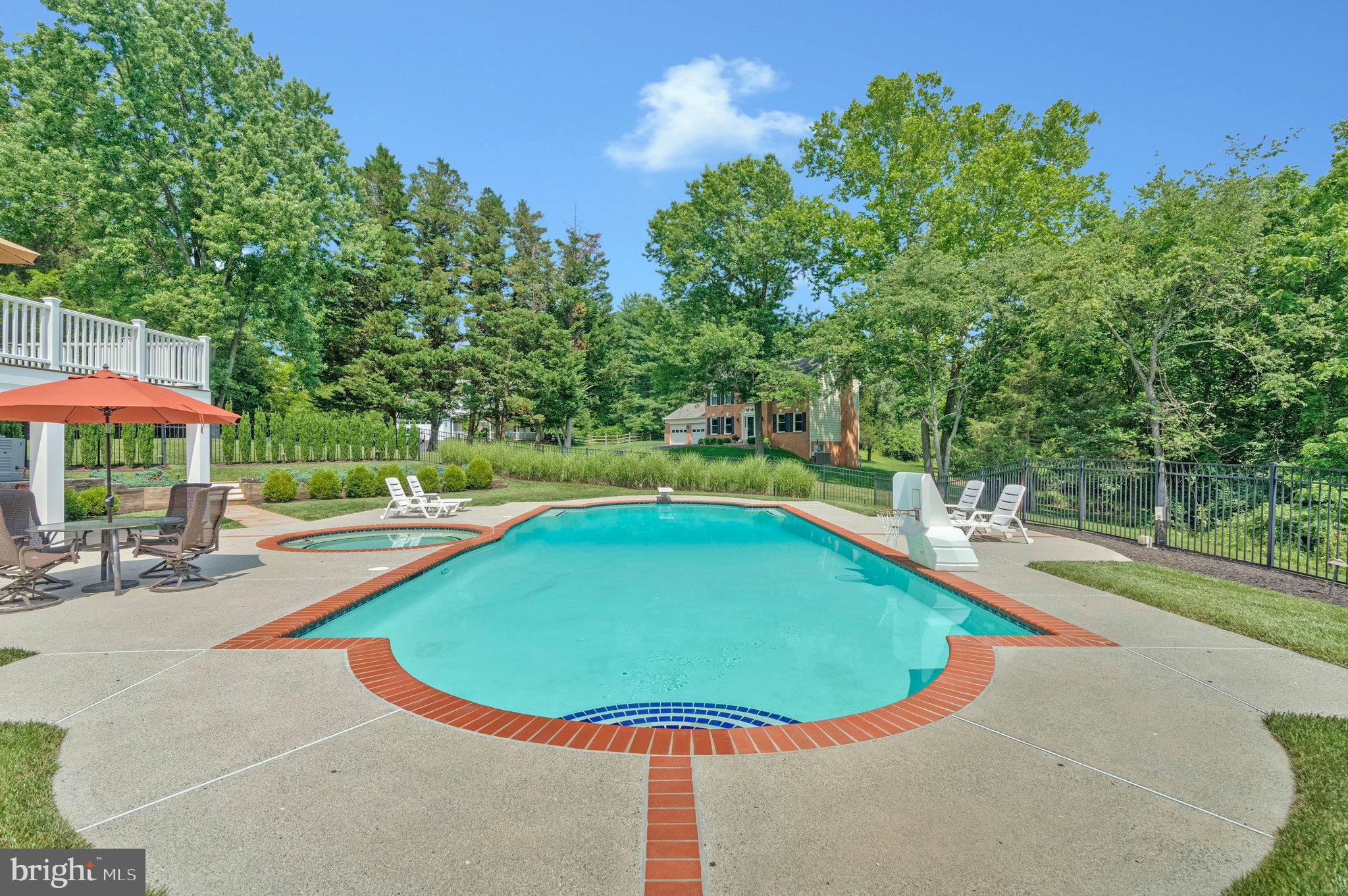 HOLLY KNOLL - Residential