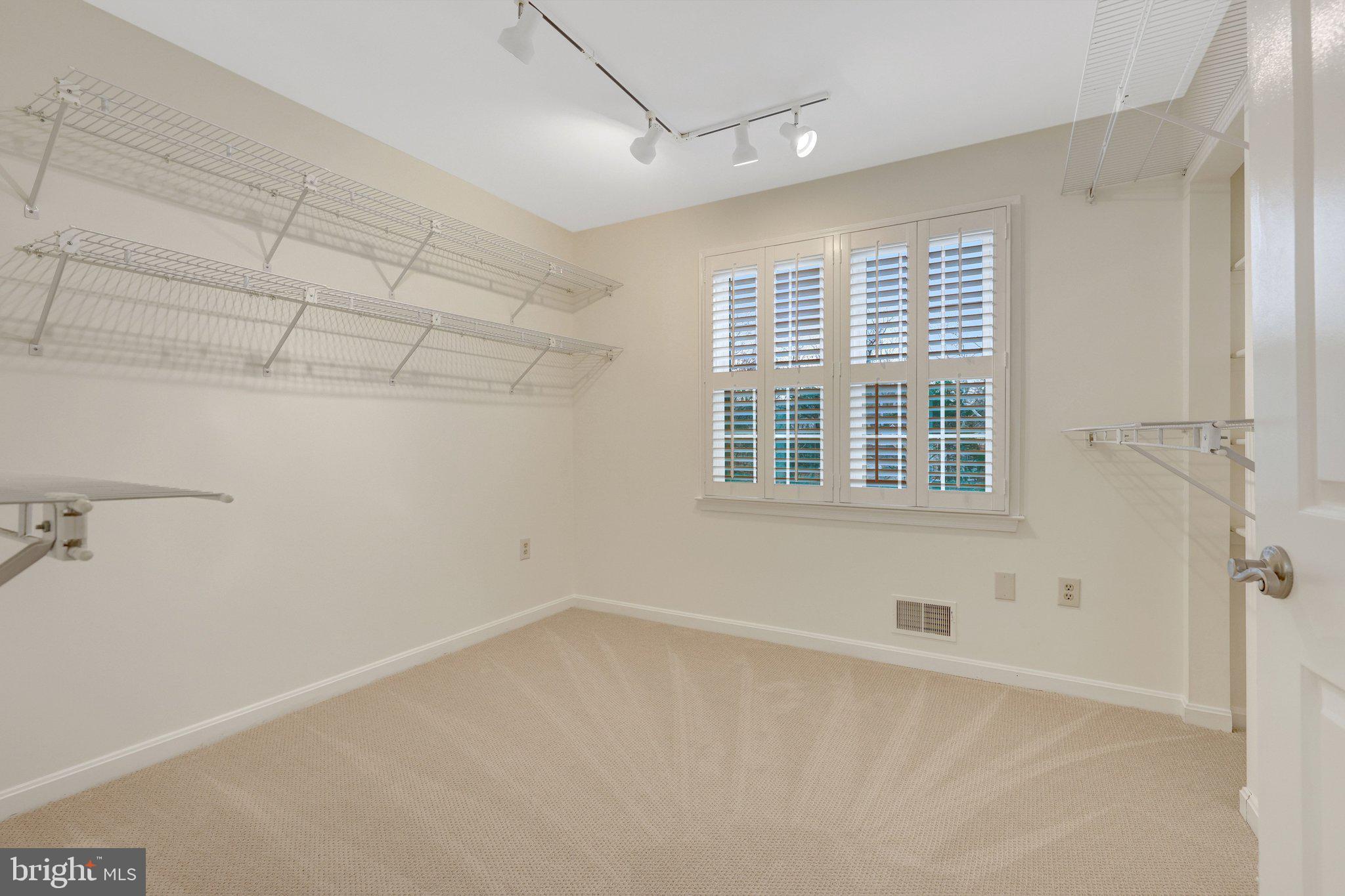 HOLLY KNOLL - Residential