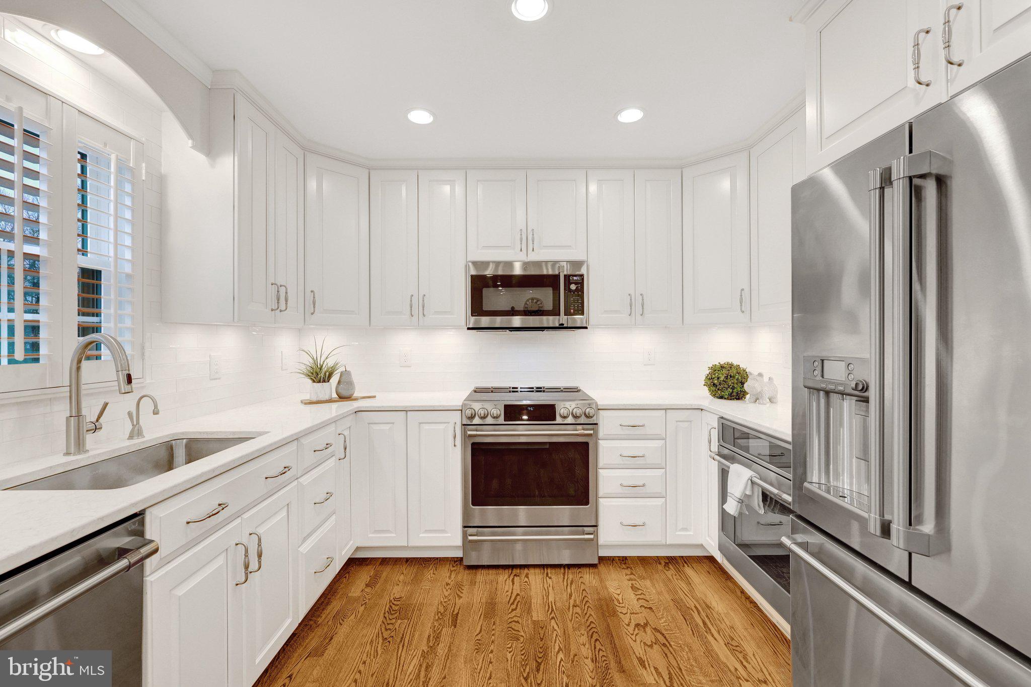 HOLLY KNOLL - Residential