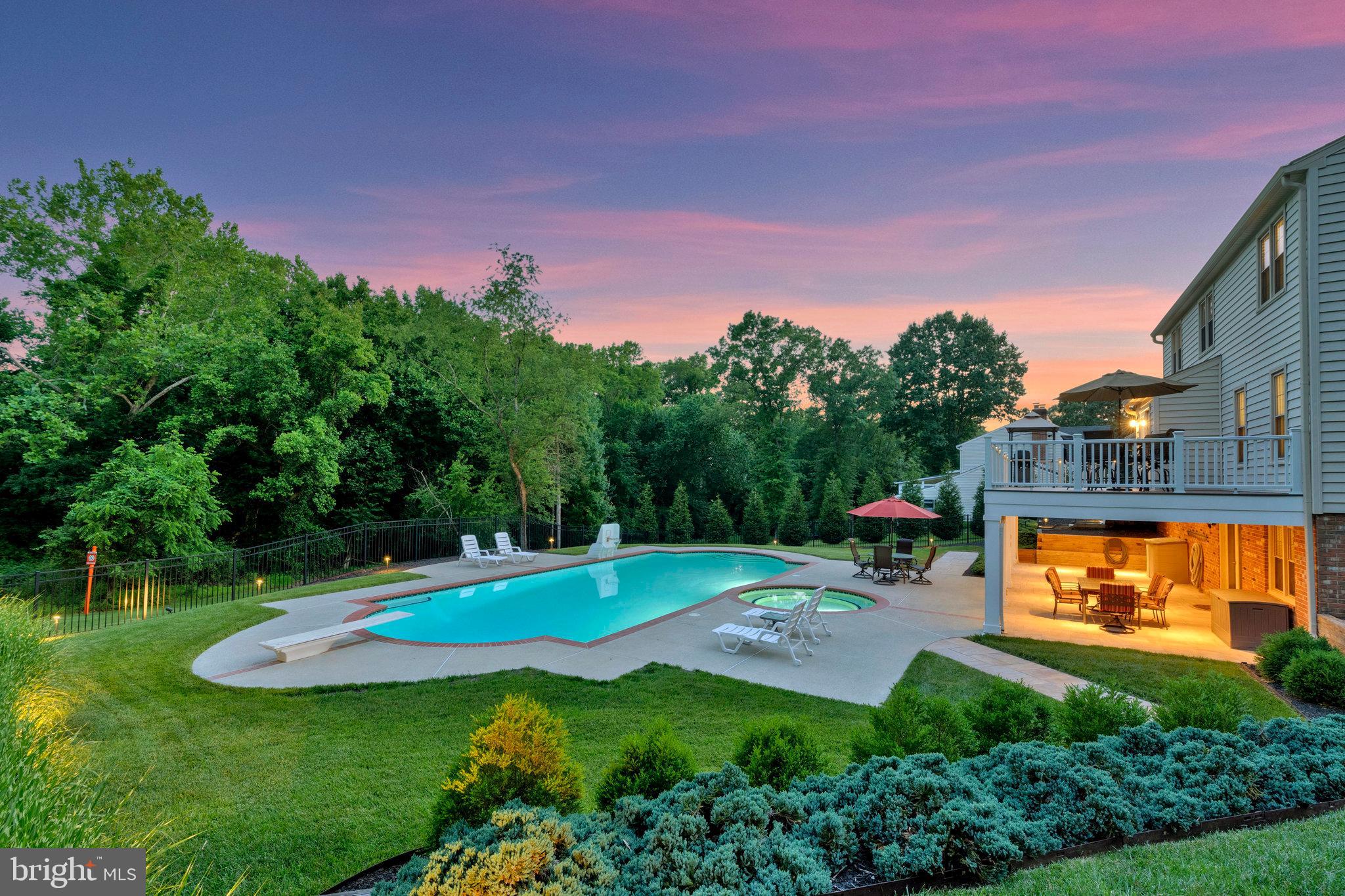 HOLLY KNOLL - Residential