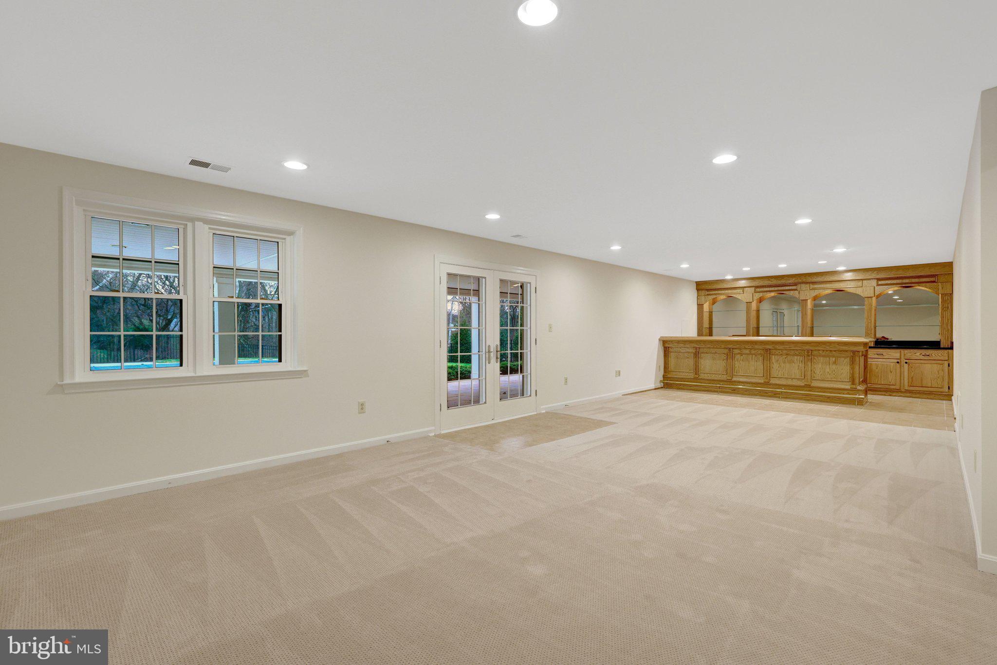 HOLLY KNOLL - Residential