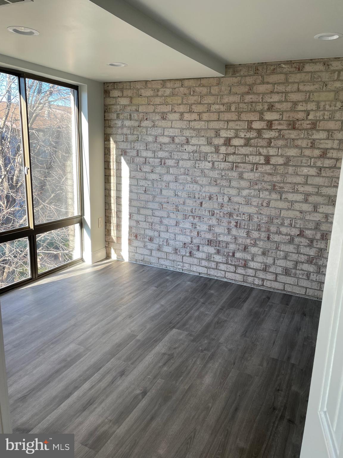 CENTER COURT - Residential