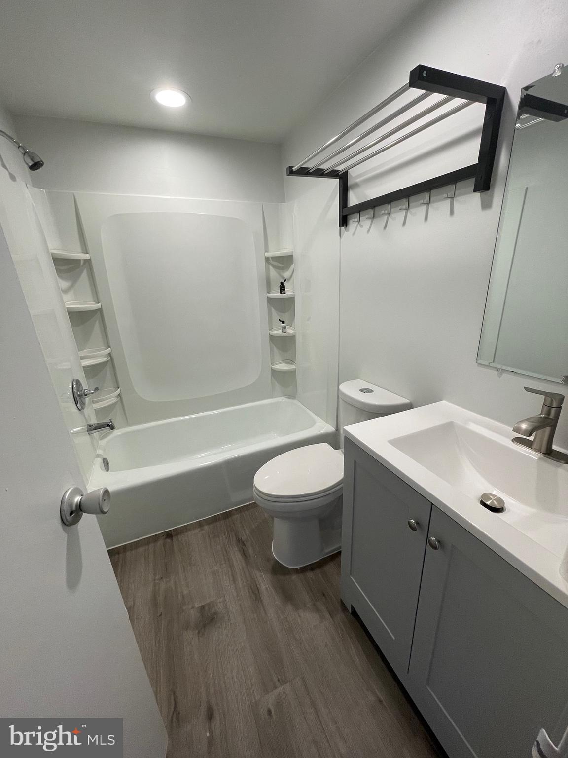 CENTER COURT - Residential