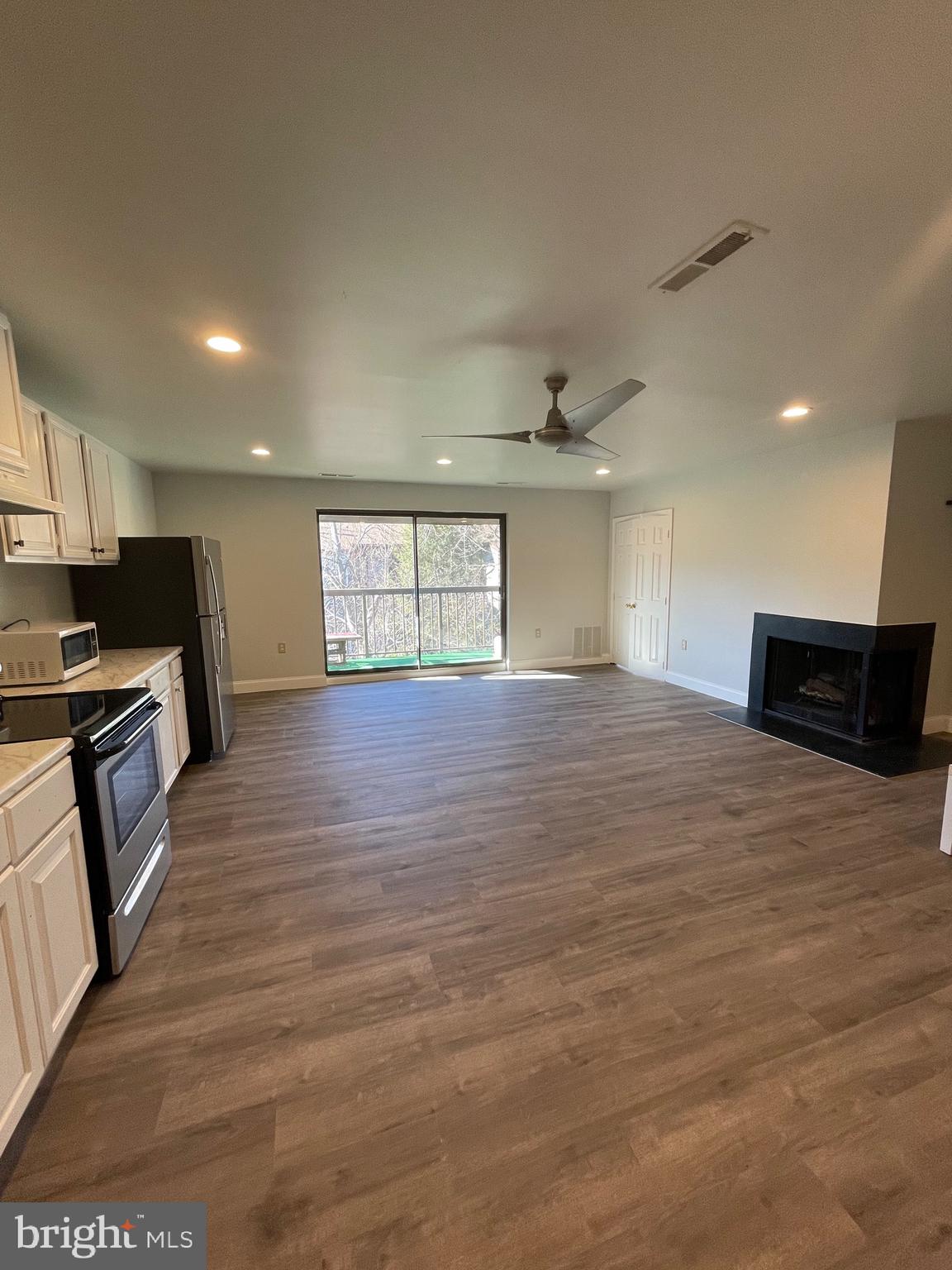 CENTER COURT - Residential