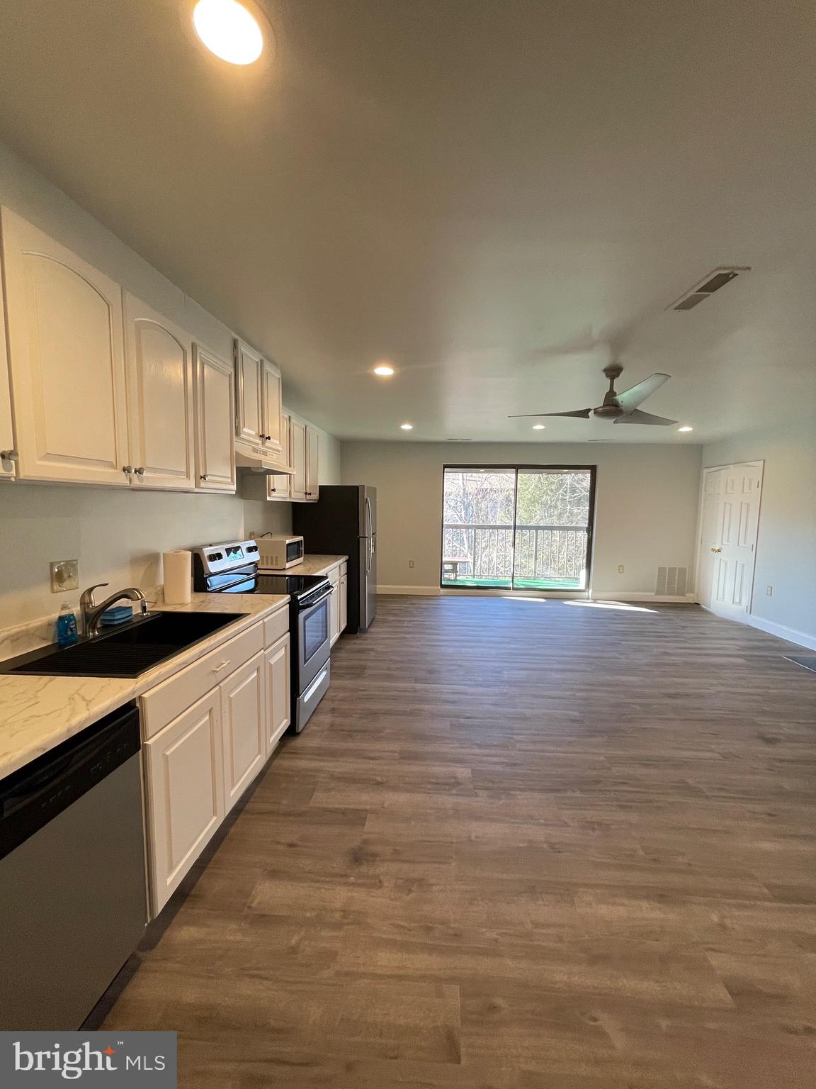 CENTER COURT - Residential