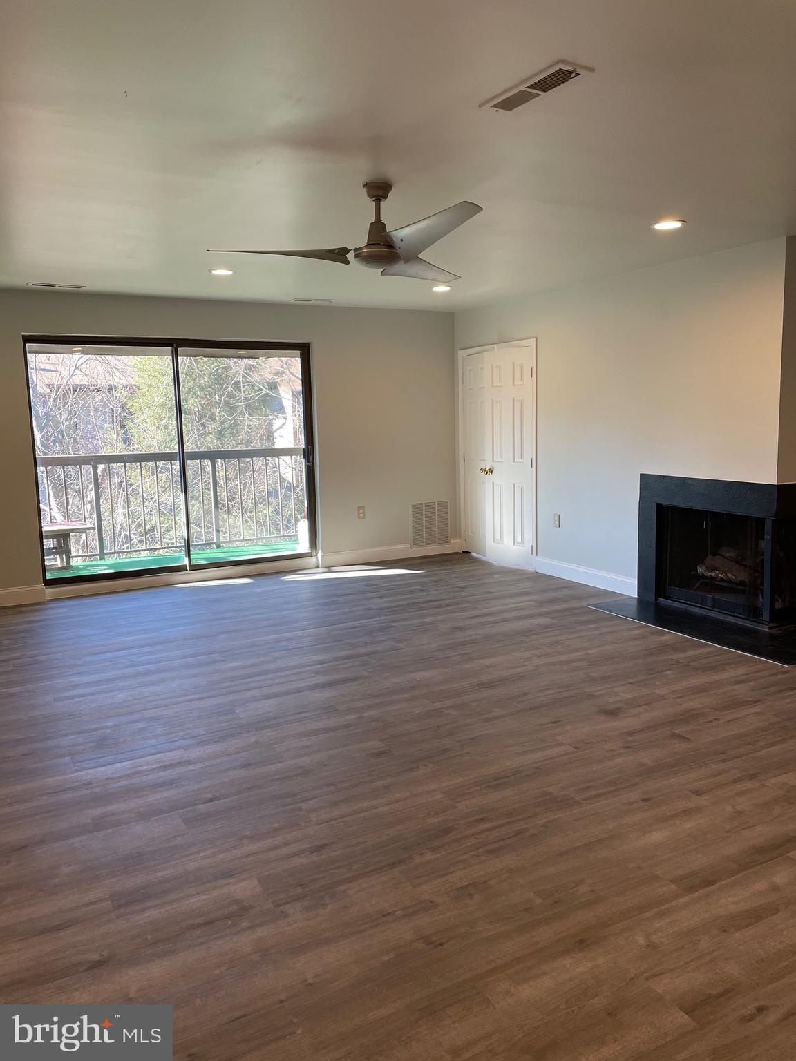 CENTER COURT - Residential