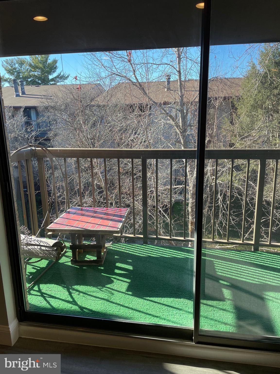 CENTER COURT - Residential