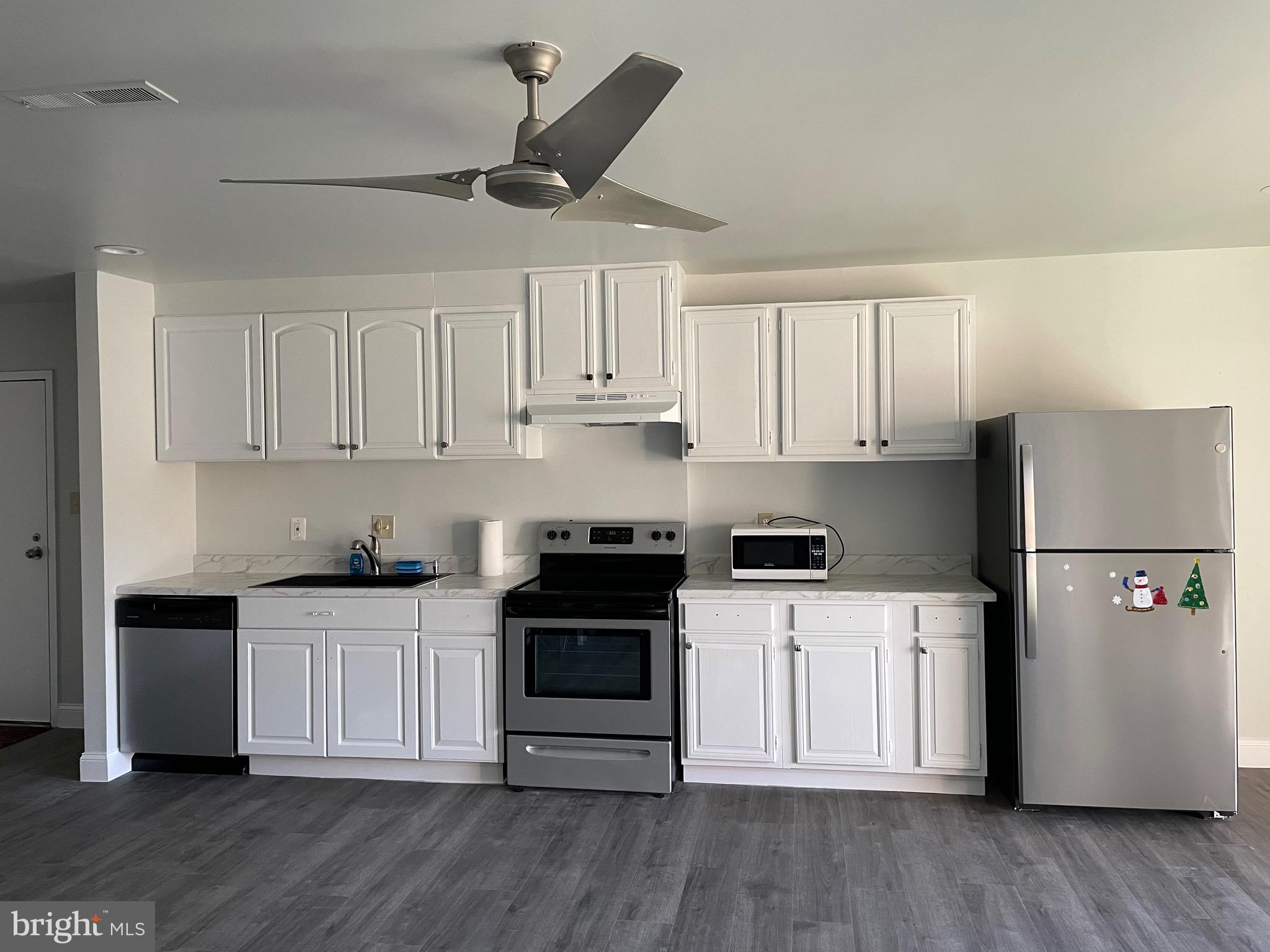 CENTER COURT - Residential