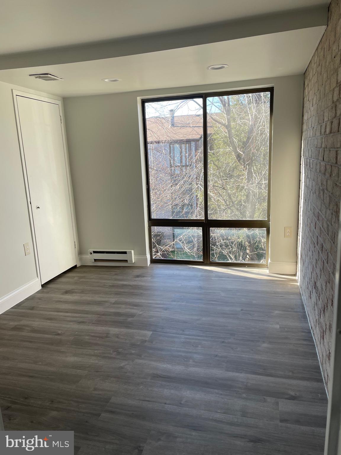 CENTER COURT - Residential