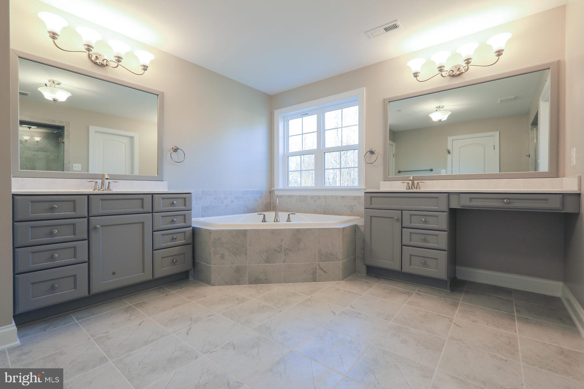 OAKLAND HALL - Residential