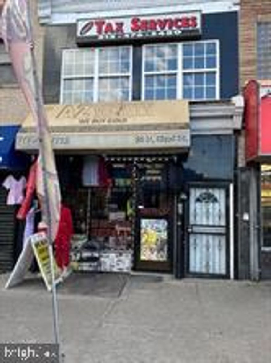 Discover comfortable city living in this well-located 1-bedroom apartment in West Philadelphia. Situated at the lively intersection of 52nd & Market St, this apartment offers unbeatable convenience with easy access to public transportation, making commuting a breeze. The surrounding neighborhood is full of life, with a mix of local shops, restaurants, and everyday amenities just steps away. You'll enjoy the vibrant community atmosphere while having your own private space to relax and unwind. Whether you're a working professional, student, or anyone looking to live in a dynamic and growing area, this apartment offers a perfect blend of comfort and location.