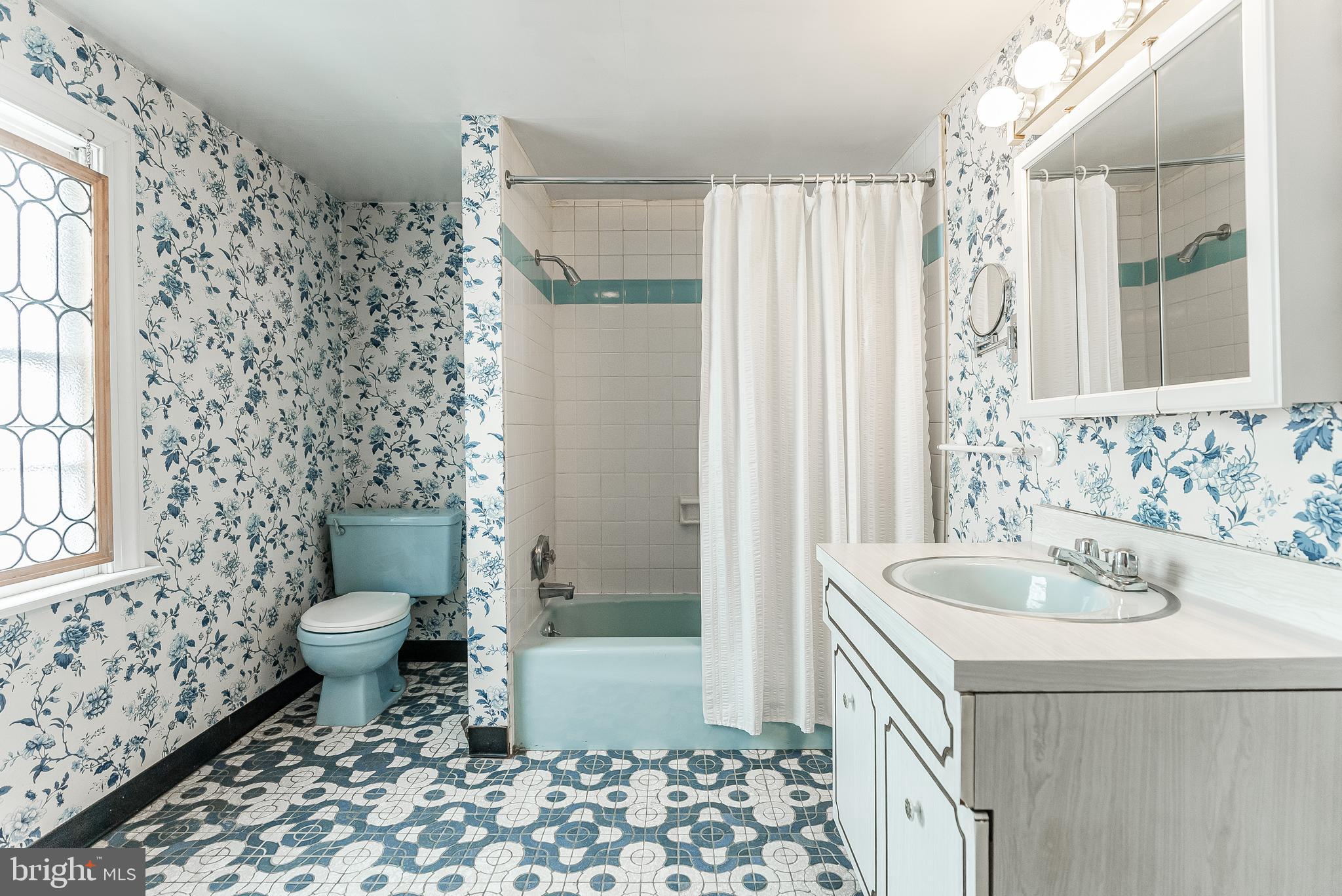 QUEEN VILLAGE - Residential