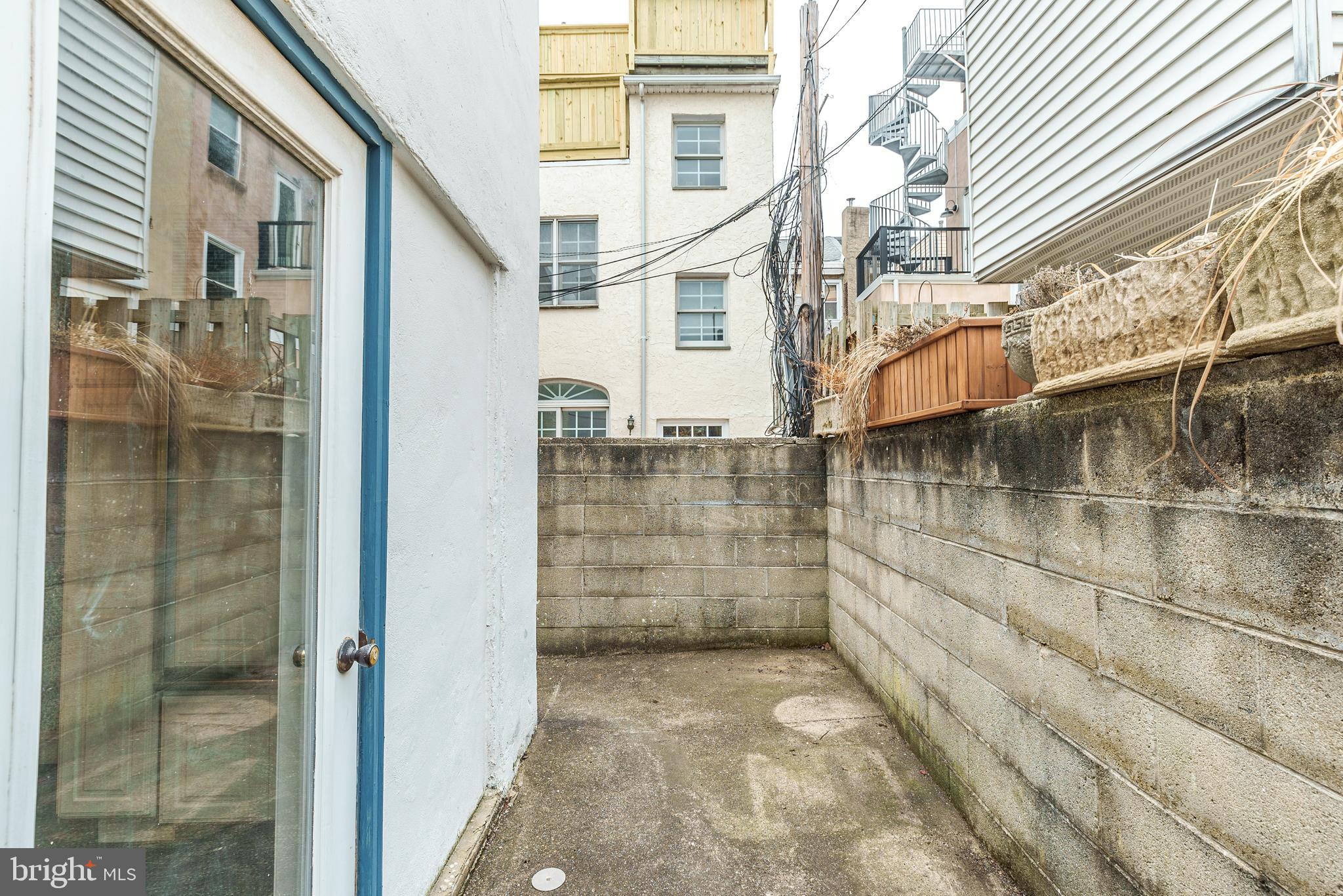 QUEEN VILLAGE - Residential