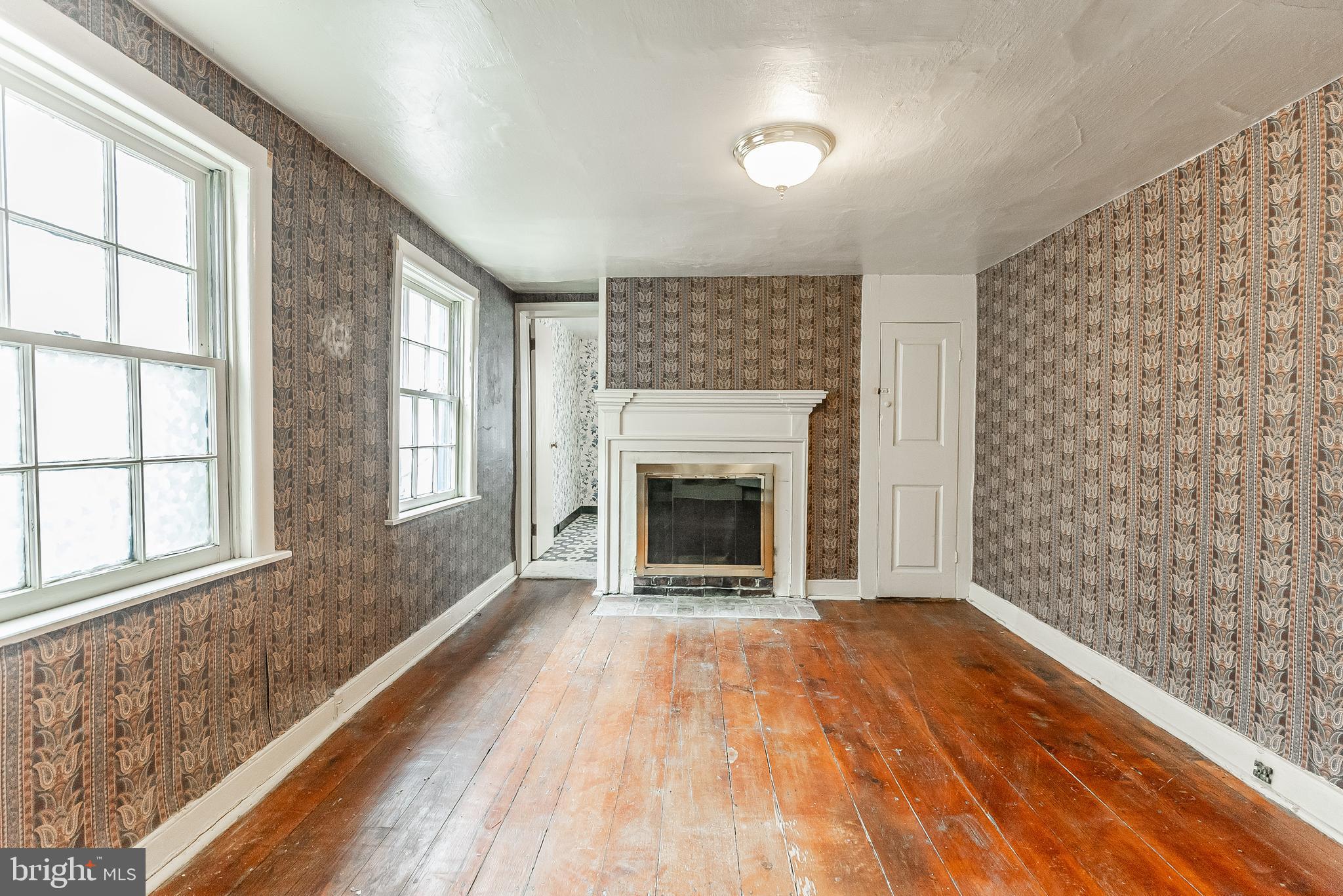 QUEEN VILLAGE - Residential