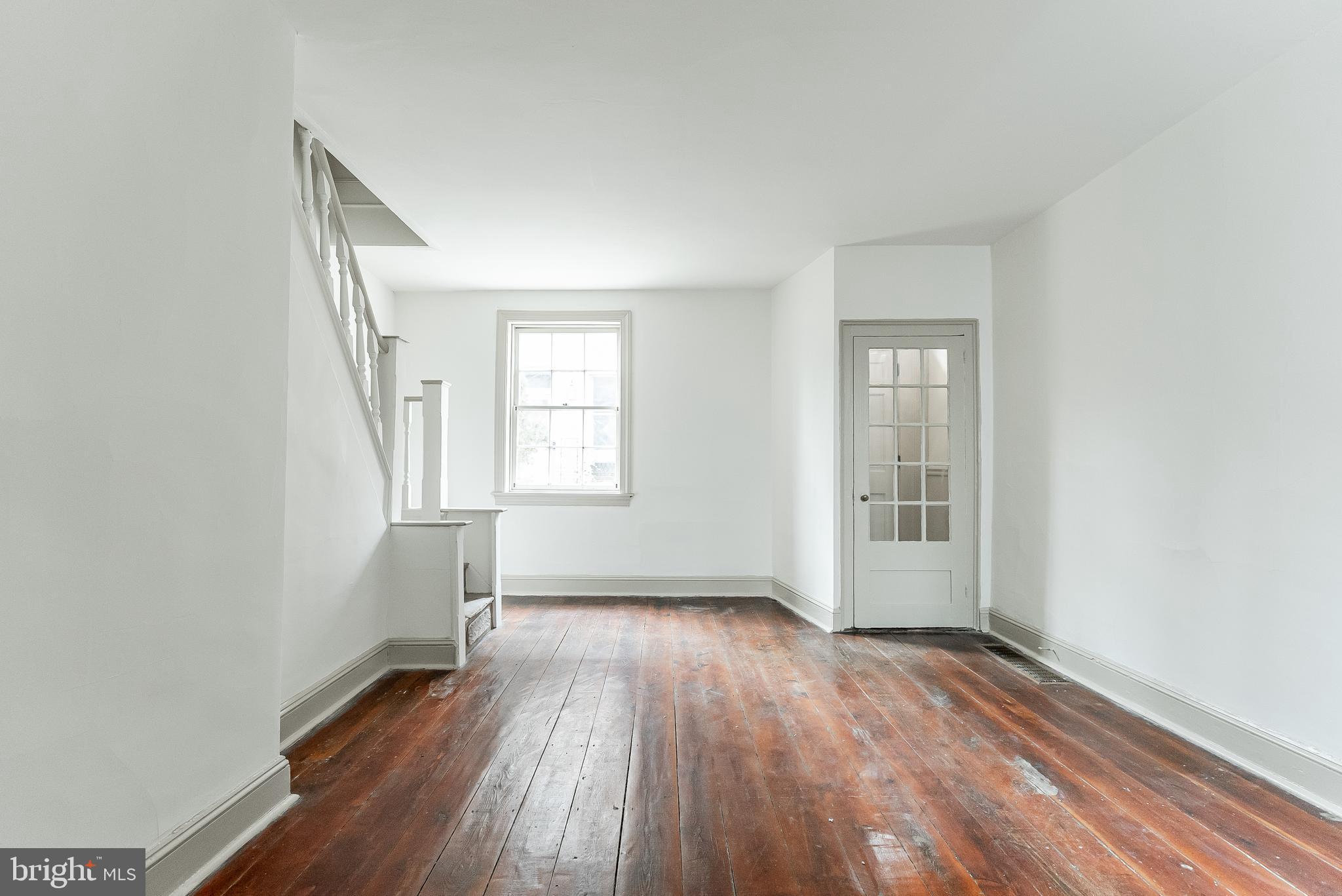 QUEEN VILLAGE - Residential