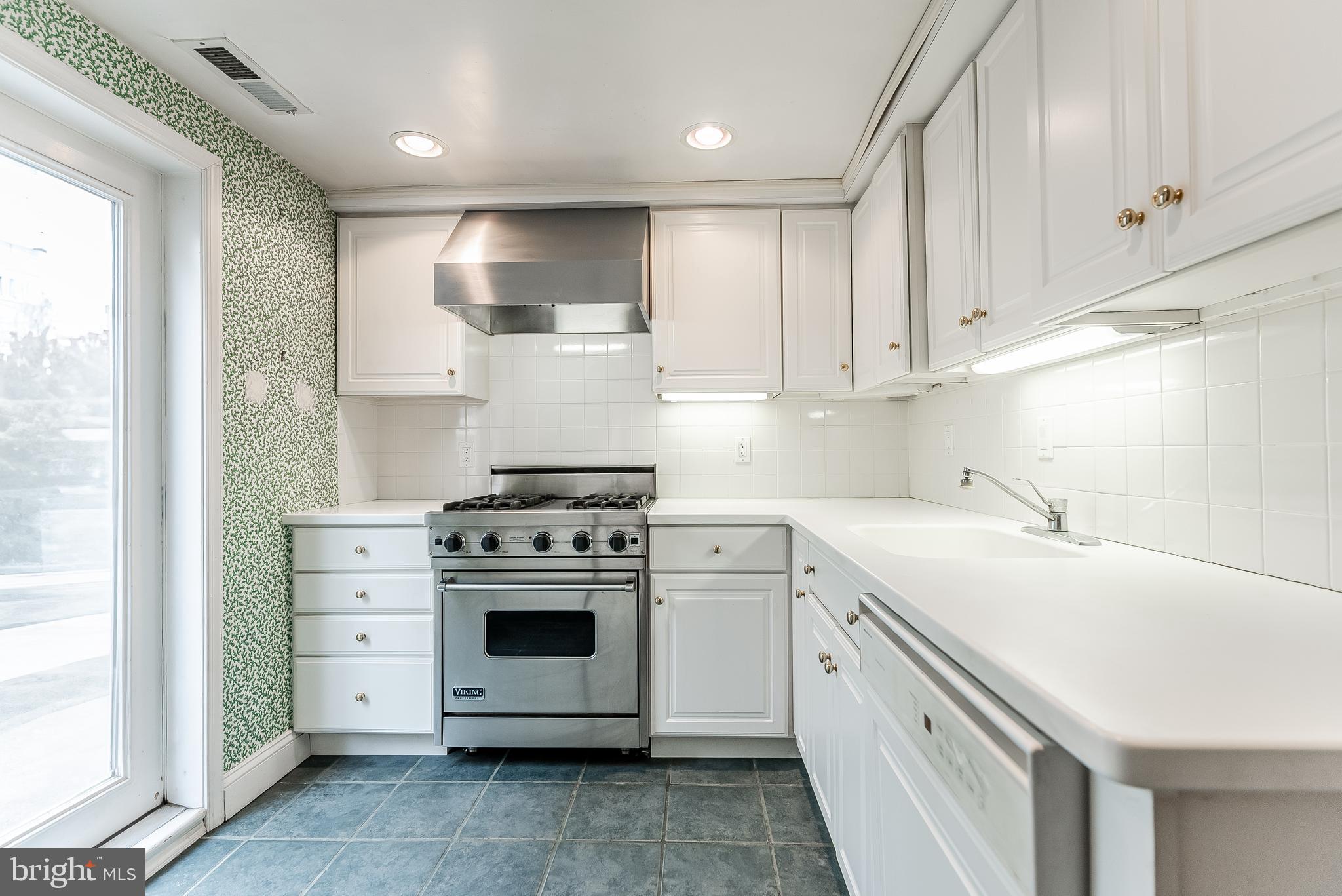 QUEEN VILLAGE - Residential