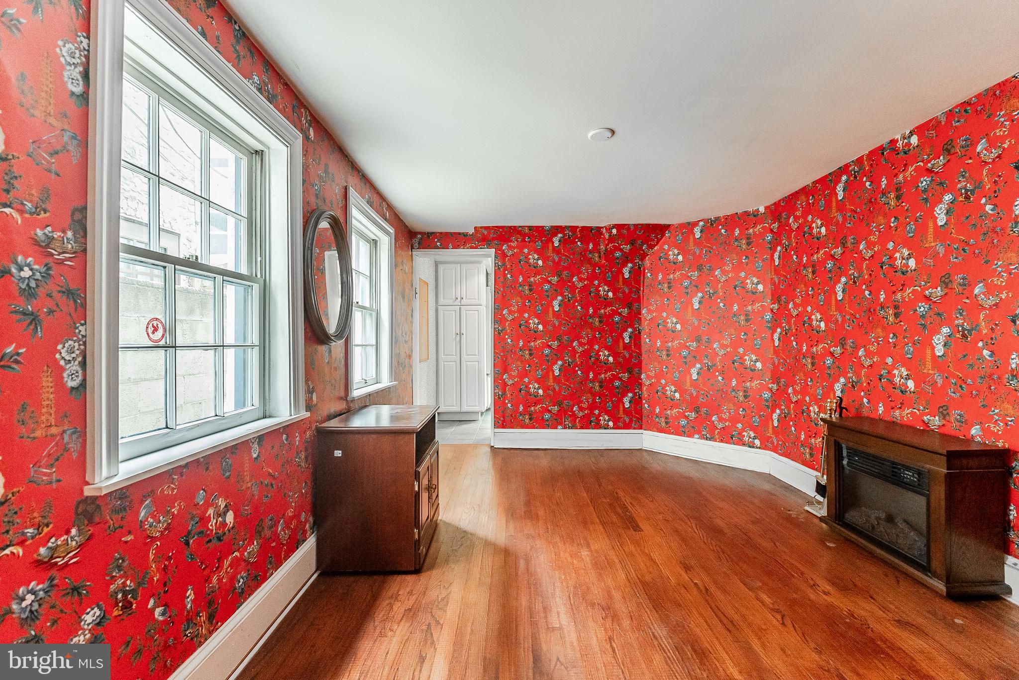 QUEEN VILLAGE - Residential