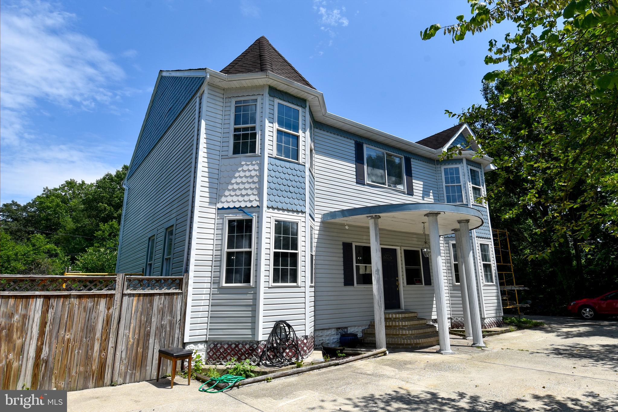 Main image without alt text