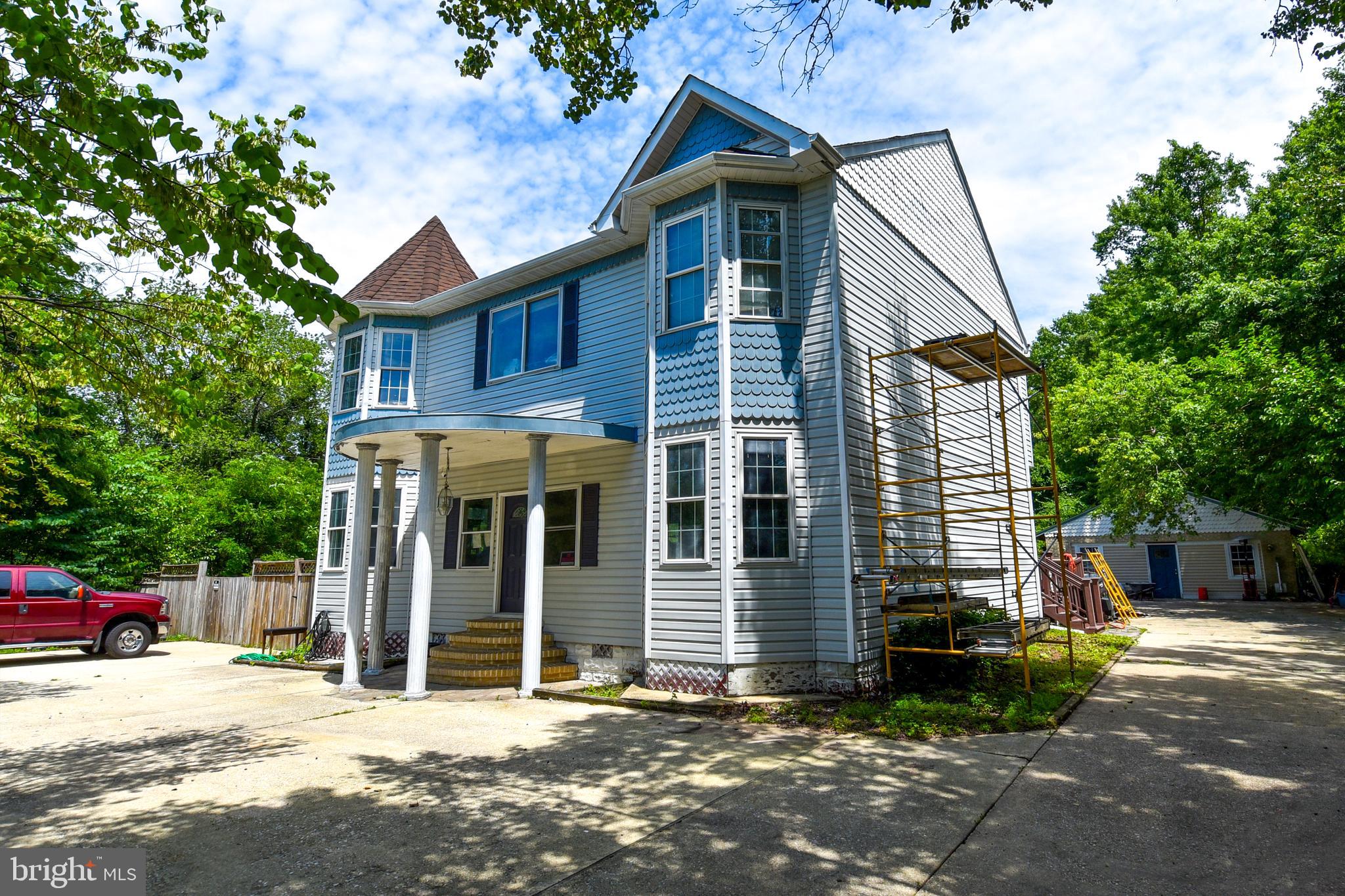 Main image without alt text