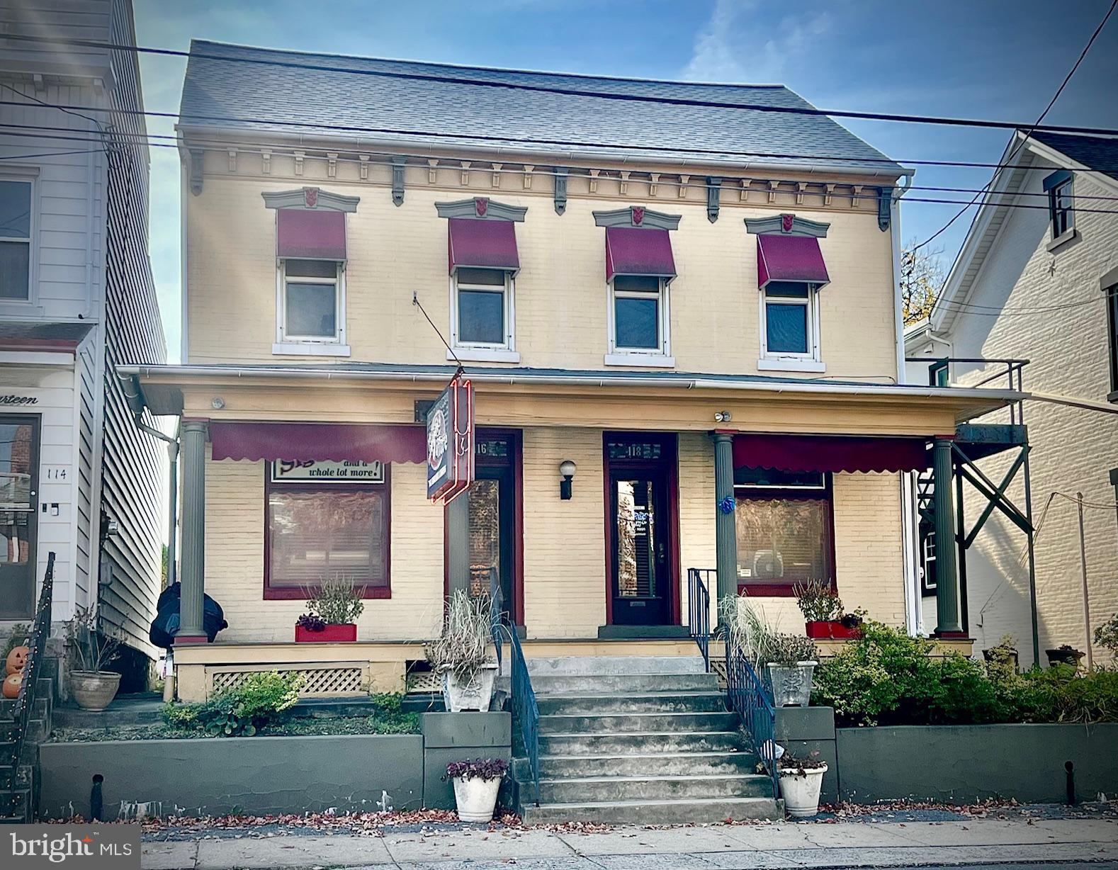 Main image without alt text