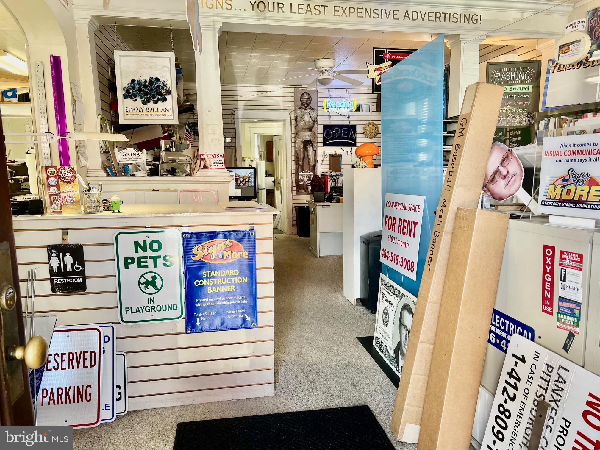 Main image without alt text