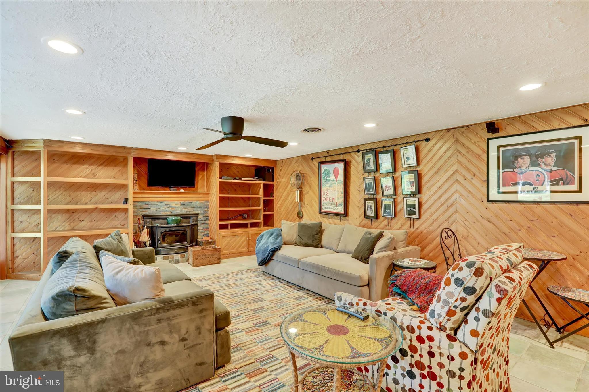 HILLSIDE MANOR - Residential