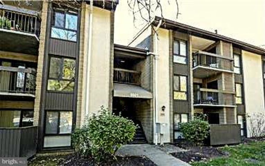 SPACIOUS (MOVE-IN READY) 3BR/2BATH CONDO IN THE HEART OF COLUMBIA AT A FANTATIC PRICE*NEW CARPET & PAINT THROUGHOUT*RENOVATED BATHS*NEW KIT COUNTERS/SS APPLIANCES*OPEN FLOOR PLAN W/ LOTS OF NATURAL LIGHT*COZY FAM RM W/FIREPLACE*SEP DINING RM*BALCONY W/VIEWS OF TREES & STREAM*MINUTES FROM DOWNTOWN COLUMBIA  RESTAURANTS, SHOPPING, THEATRE, MERRIWEATHER & MORE*EASY COMMUTE TO BALT/BWI/DC/FT.MEADE