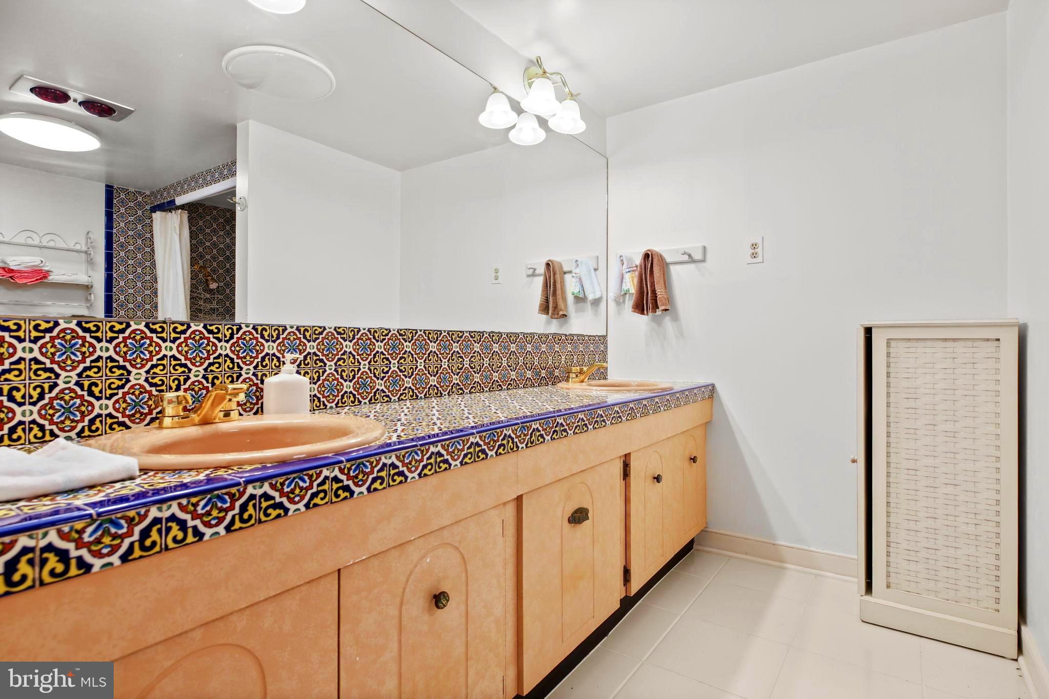 TWIN LAKES - Residential