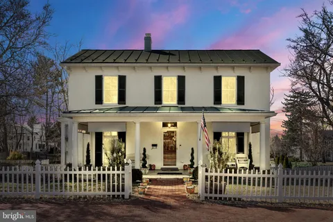 402 S Samuel Street, Charles Town, WV 25414 - MLS#: WVJF2016010