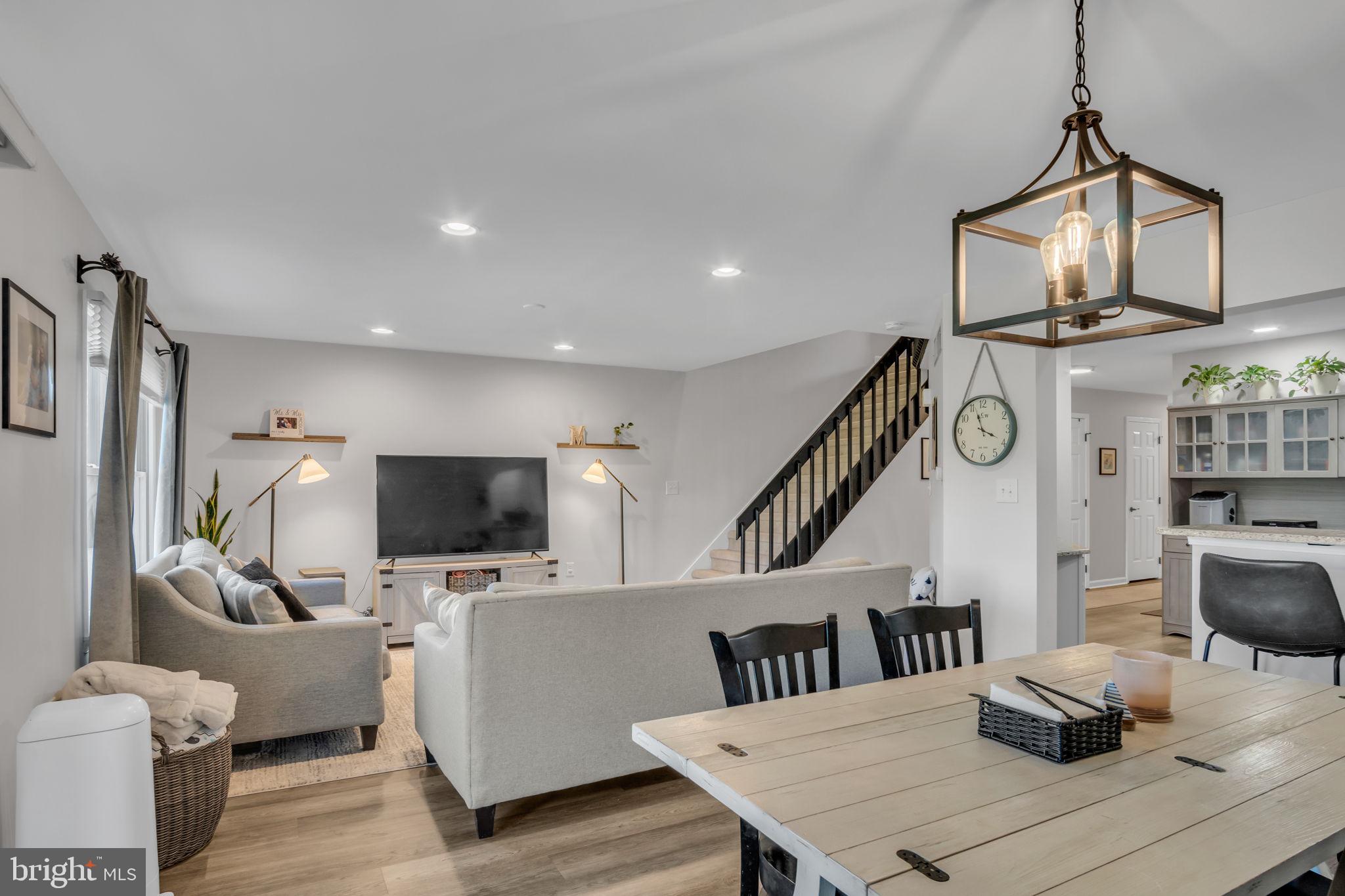 1490 MAPLEWOOD DRIVE