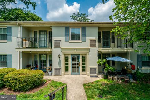 Photo of 8360 - B Dunham Court, SPRINGFIELD, VA 22152 (MLS # VAFX2324456)