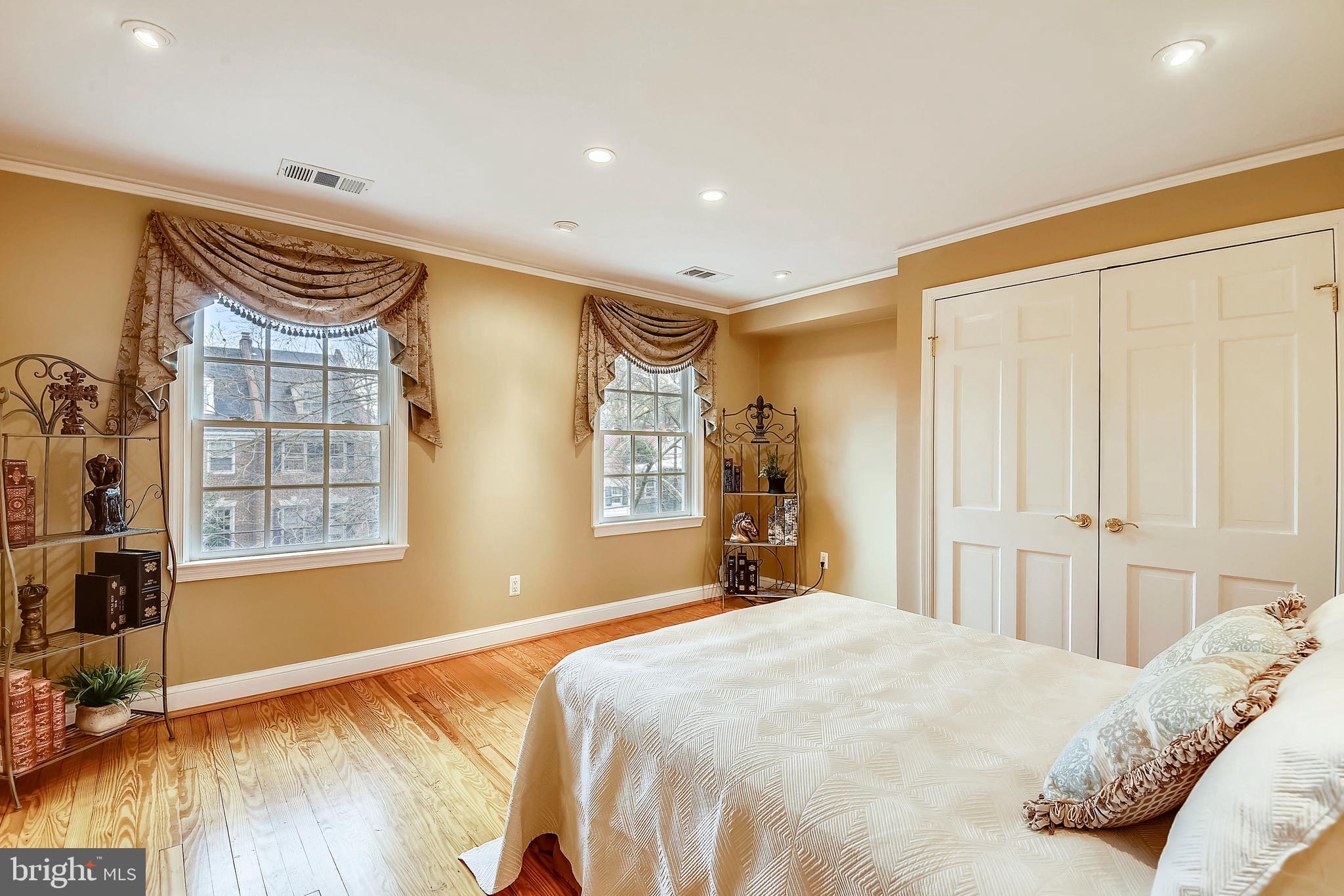 PITT MEWS - Residential