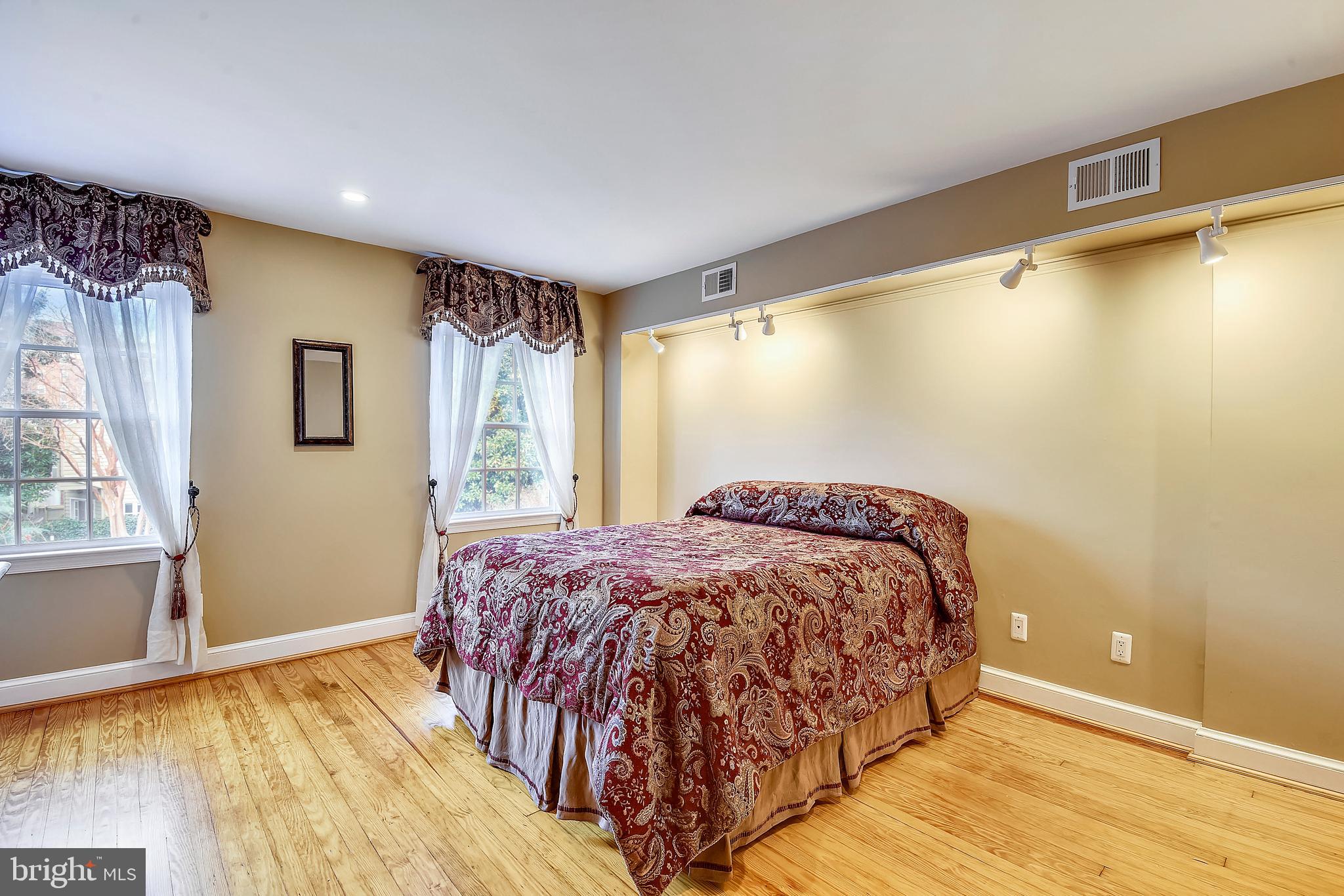 PITT MEWS - Residential