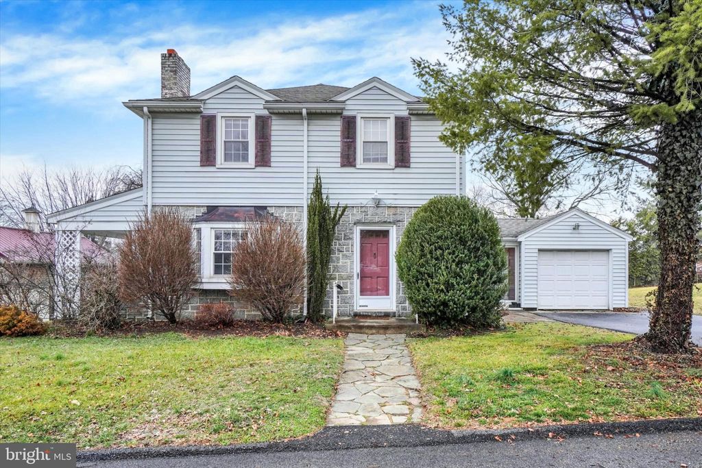 Photo of 809 Grandview Road, YORK, PA 17403 (MLS # PAYK2098992)