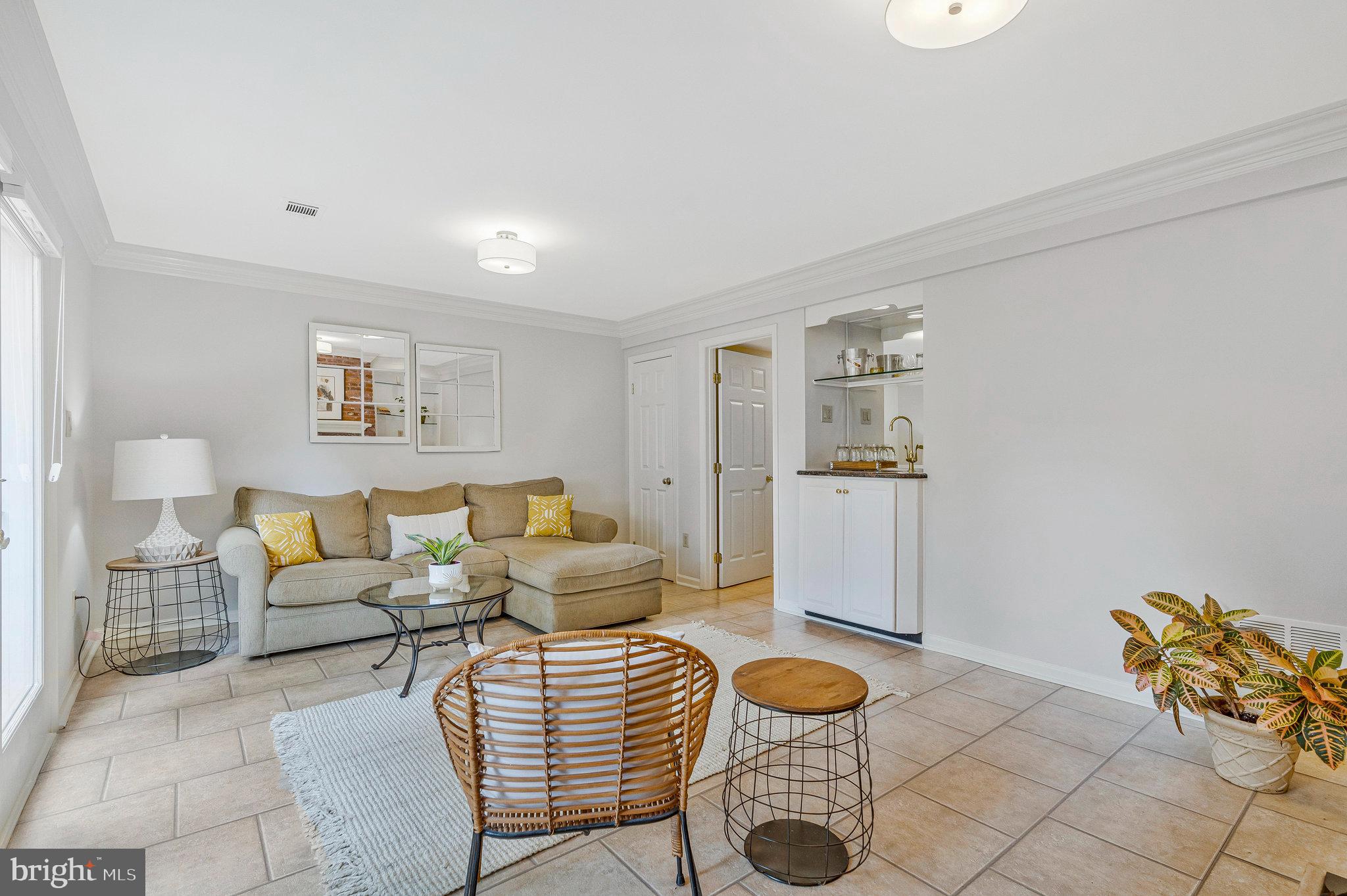KINGS MANOR - Residential